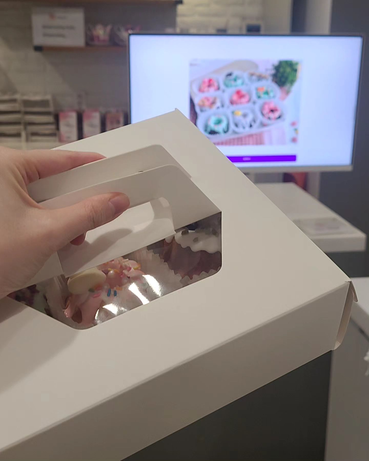 LG MyView와 함께한 프립 베이킹 클래스 후기🍞💕
이번에 좋은 기회로 프립 베이킹 클래스에 다녀왔어요 :) 베이킹 클래스는 처음 참여해봤는데, 선생님도 친절하시고, 클래스는 너무 재밌고, 시설은 최신식이라 정말 모든 것이 백점만점🫶
미니 구겔호프와 겨울간식인 붕어빵을 만들어봤는데, 베이킹이 처음인 저도 너무 쉽고 재밌게 따라할 수 있었어요! 
특히 미니 구겔호프는 발렌타인 때나 기념일 때 선물하기 딱 좋은 비주얼과 맛..! 제가 만들었지만 정말 너무 맛있어서 감동감동이였급니당ㅎㅎ

그리고 무엇보다 이번 클래스에서는 LG MyView를 사용해서 설명이 진행되었는데, 이것도 너무 신세계더라구요✨️
✔️ 4K UHD IPS 디스플레이라 어느 각도에서 봐도 깨끗하고 선명하게 강의 영상을 볼 수 있었어요!
✔️ 핸드폰 미러링 기능으로 실시간으로 교실 중계 되는 것도 너무 꿀..! 모니터 덕분에 모두가 같은 테이블에 안모이고도 원활하게 강의 진행이 되었습니다
✔️ 스마트모니터라 OTT 채널도 바로바로 선택 가능!
✔️ 예쁜 디자인으로 인테리어에도 굿🙆

내 방에 하나 갖고 싶을만큼 너무 탐났던 LG MyView🥹 올해 1순위 워너비템입니다..!
LG MyView와 프립 덕분에 너무 즐거웠던 하루 :)
다음에도 다른 클래스들 참여하고 싶네용👍

#LGMyView #LGMyView스마트모니터 #LG스마트모니터 #LG룸앤스타일 #룸앤스타일 #LG전자 #프립 #모니터추천 #취미활동 #모니터 #korea