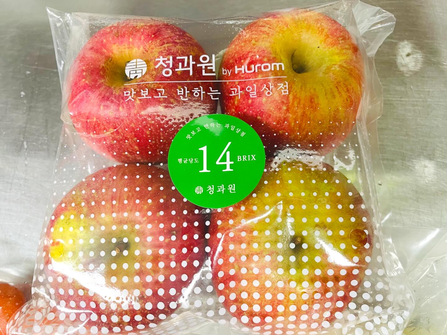 매일1회이상 신선한 생채소를 섭취하는 사람은
10명중에 1명!
휴롬과 함께하는 과채스토리🥬
청과원에서 배송온 사과,당근,양배추로 주스도 만들어먹고
양배추로 🥒피클도 만들어보고 알찬 #과채 

#휴롬 #인생과채스토리 #인생과채

🏷️τнänκ чöü♥ 
 hurom.korea