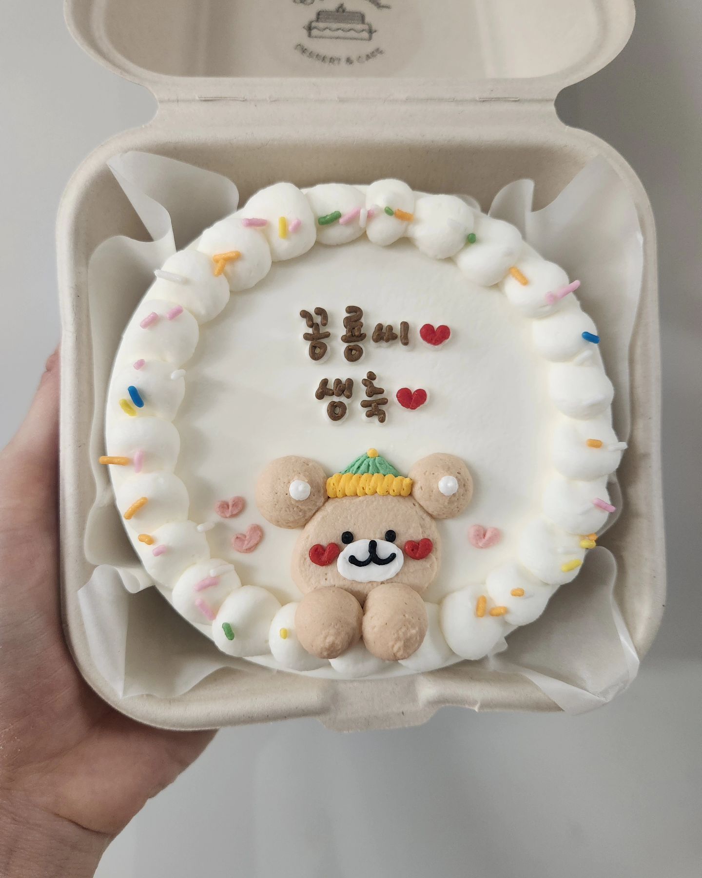 #05030 #꽁룡씨 #HBD ❣️

급하게 준비한 #레터링케이크 🎂 
근처에 있어서 다행이야 
.
.
.
.
#카페달달
당일 도시락레터링케이크 가능- 디자인랜덤(방문시 선택가능)
cafe_daldal_ujb 

#내돈내산