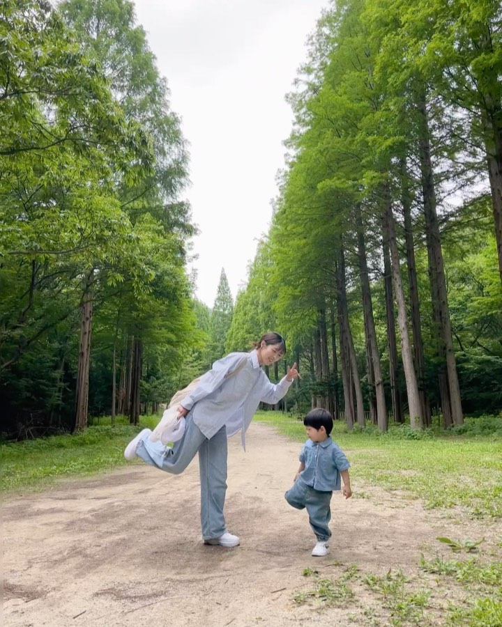 드라마 ‘그해 우리는’ 보신 분?
최애 드라마라 몇번이고 정주행했는데 논산에 촬영지가
있더라구요! 바로 온빛자연휴양림🍃

사유지인데 무료개방 해주신거라 편의시설은 없지만
감사하는 마음으로 조용히 보고왔어요🤍

사진보다 실제로 보면 너무 예뻐요ㅠㅠ새소리마저 아름다운,,
가을에 단풍이 그렇게 또 예쁘다네요?! 
아무래도 벌레는 좀 많아서 벌레 싫어하는분은 긴옷입거나
기피제 뿌리고 가세요! (더워도 긴옷 절대 안벗은 사람 나야나)

그리고 차로 5분정도 거리에 카페벌곡 이라는 카페가 있는데
카누를 탈 수 있어요! 무료라서 알아서 타고 내리면 되더라구요
구명조끼도 있어서 입혔는데 너무 크고요ㅋㅋㅋㅋㅋ
그래도 오뉴는 겁이 많아서 일어나지않고 잘 탔어요😉