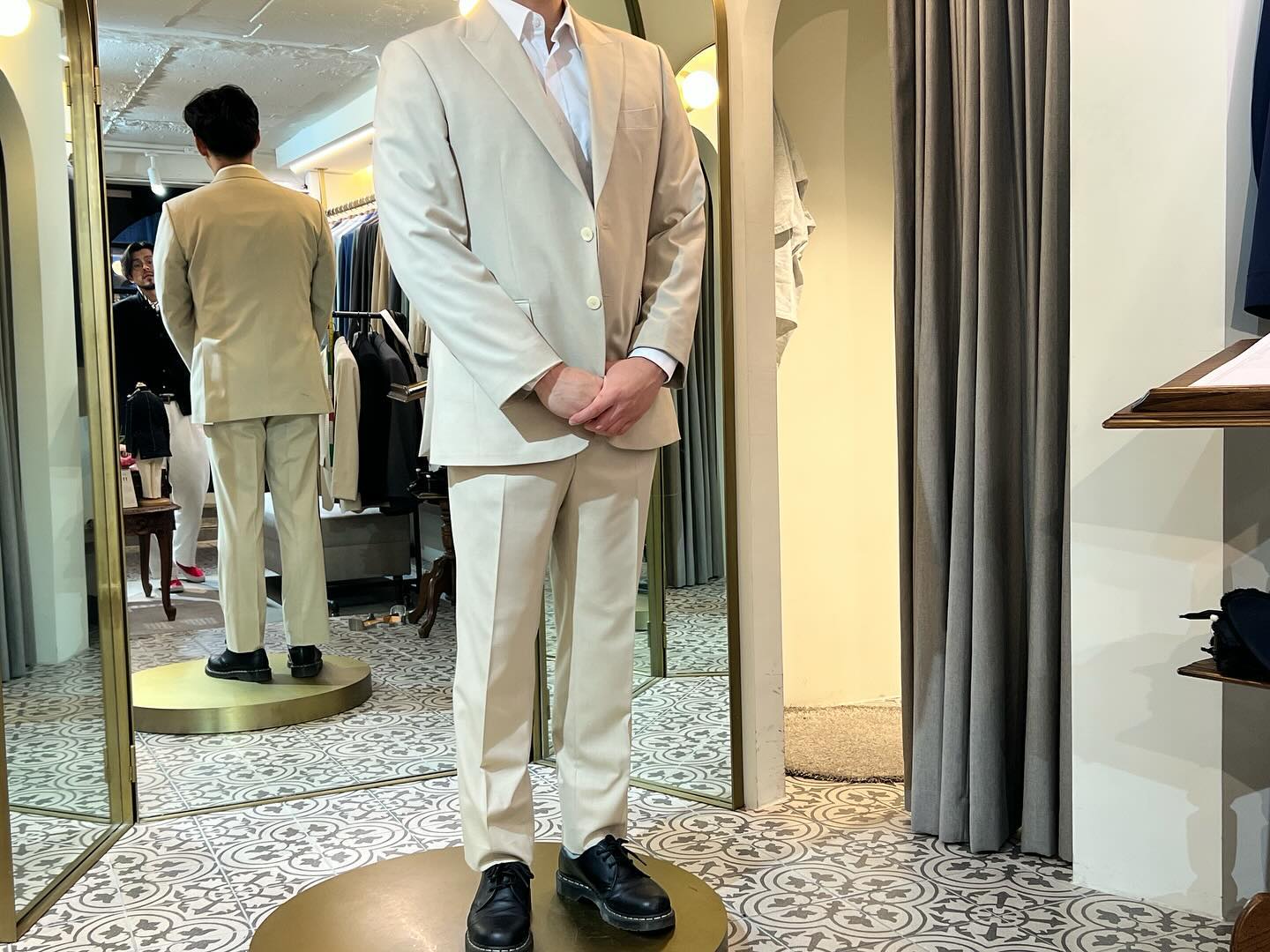 야외웨딩 촬영을 위해 방문한 세호테일러🤵🏻‍♂️
진짜 바로 맞춤정장 만들어준듯이 너무 잘맞고 어울려서 바로 픽!

8시간의 야외촬영 잘 찍고 돌아왔습니다..이추위에🥲

.
.

͙⁺˚*･༓☾　　☽༓･*˚⁺‧͙
결혼준비는 다이렉트 결혼준비 direct.wedding

추천인코드 : ❤️‍🔥 [ 오구커플 ] ❤️‍🔥
: 최초가입시 입력하시면 3만원 현금적립💸
: 스드메 및 혼구용품 구매시 포인트로 사용 가능👍🏻

.
👰🏻‍♀️🤵🏻
🌹캐쉬백 받고 포인트 모아서 스드메 0원
🌹합리적인 가격과 가성비 좋은 제휴업체
🌹든든한 비동행 플래너 
🌹하나뿐인 나만의 결혼 준비

#다이렉트결혼준비 #다이렉트웨딩 #결혼준비 #웨딩준비 #정장대여 #세호테일러 #야외웨딩 #웨딩촬영