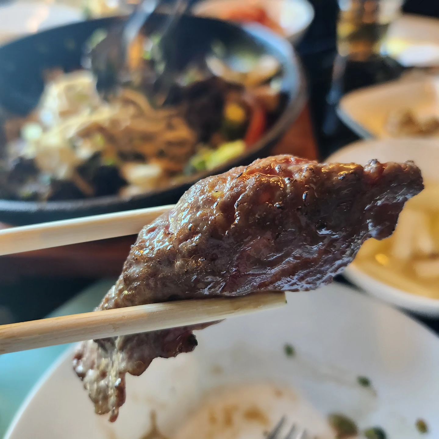 ♡친구가 밥 산날^^ 
친구가 선택한 점심메뉴는 굿!!
친구랑 친구 선생님과 함께한 점심식사
너~무 맛있었음
역시 많이 다녀본 친구!

👉요기 전남 화순 황금독수리라는 레스토랑인데요.
12시정도 도착했는데도 웨이팅있을 정도의 맛집이었어요.

👉우선 야외 정원에 청둥오리 돌아다녀서 물마시는거 구경도 했어요.
친구가 선택한 불초밥은 직접 테이블에 와서 토치질해주고
각종 야채가 들어간 스테이크 정~말 맛있었어요.
명란 스파게티도 굿👍🏻
사진은 예뿌게 찍을 생각이 없었는데, 먹고나니 찍을껄 후회
넘 맛났거든요

담에 가족들과 함께 와야겠어요.
♡♡♡♡♡♡♡♡♡♡♡♡♡♡♡♡♡♡♡♡♡
#화순맛집  #화순황금독수리 #황금독수리
#화순레스토랑  #화순브런치  #전남맛집 #맛집그램 #맛집 #친구랑 #수다떨기