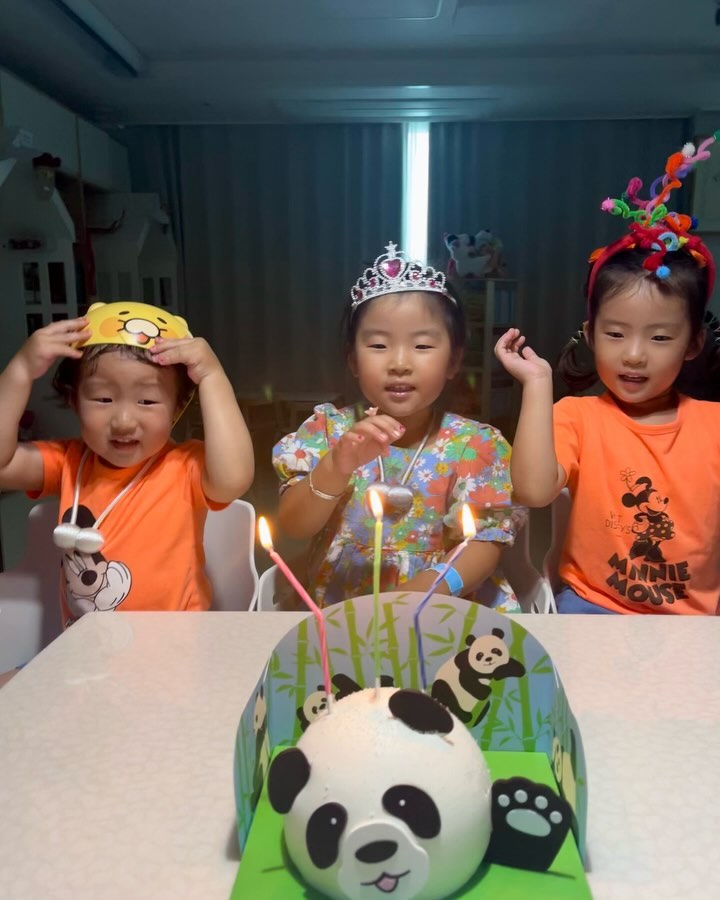 아빠 생일 축하해요❤️(엄청나다 생일여파)

하원 후 미역국에 생선 맛나게 발라먹고,
케이크 짜자잔💕 생일 축하 노래도 이로코롬 잘 부르다니
언제 이렇게 컸니 내새끼들 이뻐이뻐☺️
그.런.데 이제…자기들 생일날 케이크 두개 해달라는 수아지아
이제 올것이 온건가…
지금까지는 어려서 하나로 같이했는데😅 이제 미룰 수 없구먼…
알았다요 우리 이쁜이들 접수 완료!!!

휴가동안 새까맣게 탄 우리 재민이, 아침마다 썬크림 팩트 찹찹
어제 누나들따라 바른 손톱이…눈부시다💗
생일 하루 전 생일파티 하러 갔던 님은,
혼자 뭘 그리 맛나게 드셨는지 탈이나서 뒹구르르 후…
오늘은 애들 보내고도 병수발이구나😭

그래도 애들 오니 정신차린 애셋아빠(여름에 함부로 먹지마쇼!!!)
다같이 생일파티하고, 자러가기 전 신나게 만들기 교실하고,
각자 나무 만들어 이야기나누는데…우리 지아 갑자기 삐졌다
아마 더 하고 싶었는데 자러 갈 시간이라 못해서 화난듯🥹
그래도 정리하고 방에 들어가서 신나게 책읽고 누웠는데…
만들기 놀이 다 못한 짜증이 가시지 않았나보다ㅠㅠ피곤도 하고…
”엄마 잠이와요 그런데 멈추려고 하는데 멈춰지지가 않아요“하며
발버둥 치는 그녀👀 아…도와주세요 신호구나!!!

아직 감정처리가 미숙한 5세
잠이 너무 와서 짜증난상태, 만들기 다 못해서 짜증난상태의 복합
그런데 그 안에서 스스로 조절해보려고 누워서 멈춰있다,
도저히 안되니 엄마를 부른다 어찌이리 기특할수가…

잠시 지아자리가서 등 쓰다듬으며 잠시 호흡해주니,
금새 진정되고 스스로 잠들 준비하는 우리 이쁜이💖
(그러는 중에 수아재민이도 난리가 났지만, 지아에게 집중하기)
너무 의젓해서 아가인줄 까먹고, 자꾸 많은걸 요구하는 엄마
오늘도 아이들에게 깨우침하나 얻고,
철부지 아빠에게 버럭 화가나고,
오늘도 이렇게 다사다난하게 오르락 내리락 내 감정 느끼며,
살아있음을 느껴본다🥲

우리 아가들 오늘은 아빠있으니까 안방에 오지마렴 아하하
철부지 아빠는 얼른 자라요
난…빨래 마저하고 자겠슈 오늘의 일기 끝!!!

#아빠생일 #파란만장 #35번째생일 #언제이렇게컸니 #사랑해 #덕분에오늘도배운다 #철부지아빠 #쥐띠아기 #쌍둥이맘 #생후1455일 #호랑이띠맘 #생후864일