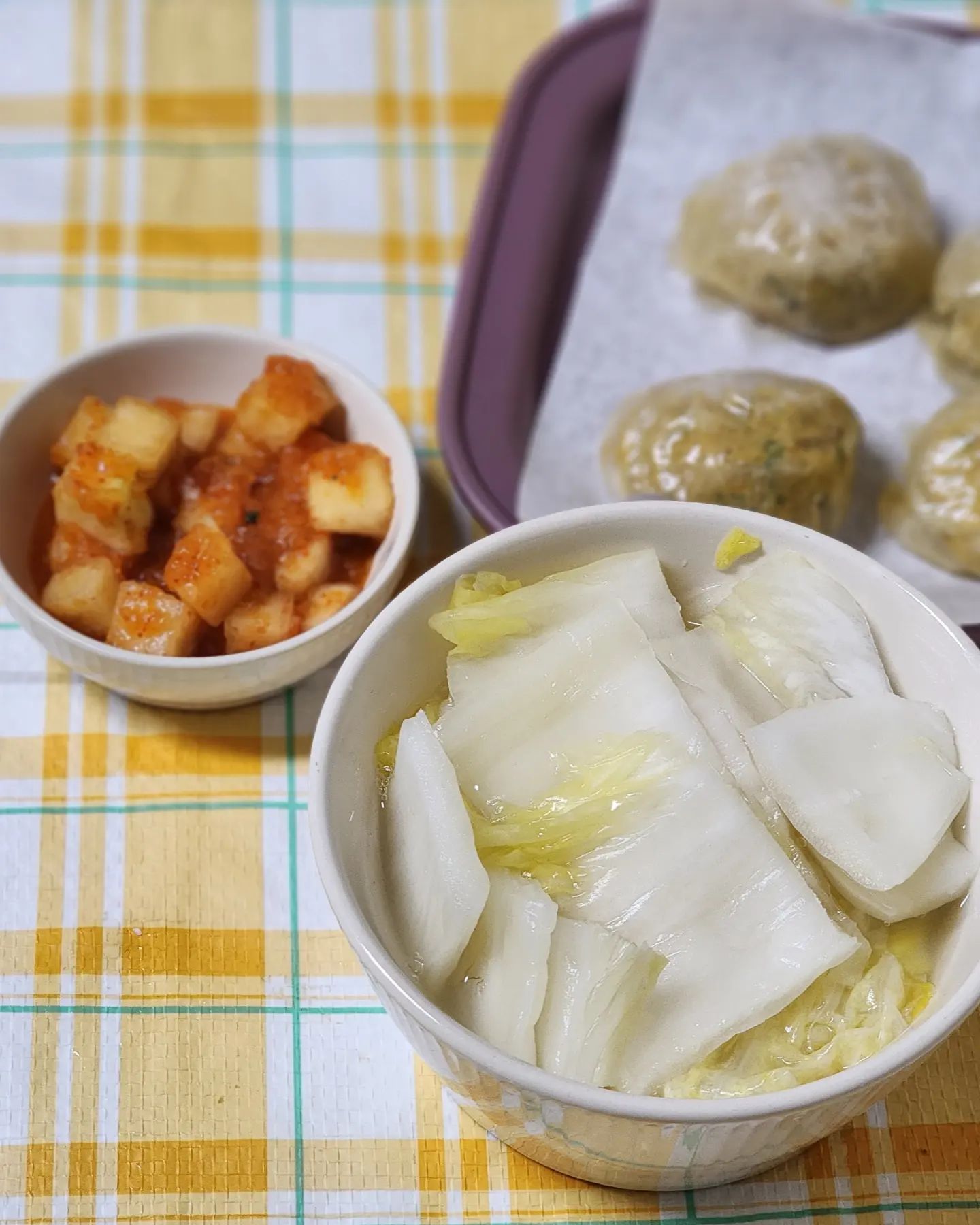 #협찬

김치는 자고로 전라도김치가 최고..
김치 장인 금치에서 저염김치 먹어봤다.
백김치가 짜지 않고 시원한 맛이 대박적... 🥬

🤍 백김치
매콤한 청양고추 만두랑 먹으며
매운 입을 싹 씻어주는 시원한 저염 백김치 ㅎㅎ
김치치고 나트륨 함양도 높고 설탕 안들어가서 더욱 건강한 맛!!
배가 들어가서 시원하게 단 맛이 정말 맛있었다.
매운 음식과 함께 먹으면 불타는 입 가라앉혀줄 달큰시원아삭한 백김치🔥

❤️ 아이깍두기
함께 받은 아이깍두기는 캔포장으로 더욱 위생적인 느낌!!
사이즈도 작고, 매운맛도 없어 아이들이 먹기에 딱이고 ㅎㅎㅎ
원재료 보니 설탕같은 감미료도 안들어가는데
양파, 사과, 배같은 천연 당으로 맛을 내서
달짝지근한 맛이 입에 착착 붙는다!!!🧅🍐🍎

믿고 먹는 정성100%담긴 금치에서
독하게 매운맛 (4단계) 김치를 새로 출시했다고..!!!
기본인 저염김치에서 맛 검증 끝냈으니
맵고수들은 믿고 사먹어도 될듯ㅎㅎ

정성담아 담근 맛있는 김치 잘 먹겠습니다 🙇‍♂️ 
 goldkimchi