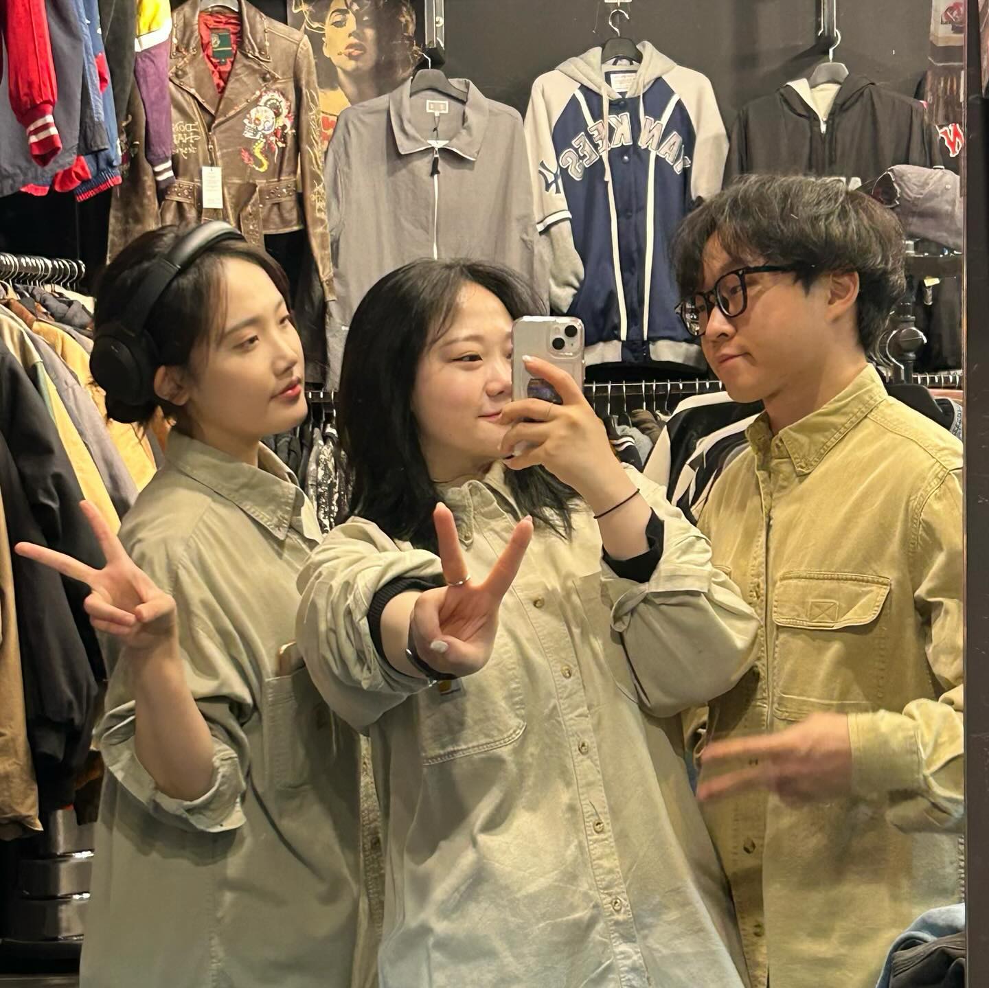 23-24시즌은 누구보다 자랑스럽고, 뿌듯한 시즌이었다! 내 독촉(?)에 알바를 한 사람도 있고, 하고 싶다며 먼저 연락온 사람들도 있을정도로 항상 인기가 좋은 시청광장스케이트장⛸️
.
.
14-15년 시즌부터 단 한번도 쉬지않고서 매 해마다 인연을 쌓고, 함께 일하면서 나 참 잘살아왔구나 싶은 한 해🥹(나 나름 F일지도)
.
.
물론 다사다난한 일들이 가득해서 힘들기도 했지만 그래서 더욱이나 잊지 못 하는 시즌일 것 같아 더 소중하다❤️
.
.
24-25년 시즌도 조금 기대해보며,,,,🫶🏻 시청광장 스케이트장 식구들 너무너무 수고 많았습니다!!
.
.
24-25년 시즌은 나 시청이랑 10주년이야....🥹우리에스엔피가 또 할 수 있게 힘을내달라구,,,,,🩵
.
.
너무나 고마웠구 끝나고도 기억하며 지내주기를💜
.
.
.
#시청 #시청광장 #겨울 #스케이트 #스케이트장 #시청스케이트장 #데이트 #데이트코스 #서울 #설날 #크리스마스 #알바 #안전요원 #강사 #서울시 #서울시체육회 #일상 #소통 #촬영 #배우 #갑진년 #2023 #2024 #좋아요 #좋반 #ootd #칼하트 #서울광장