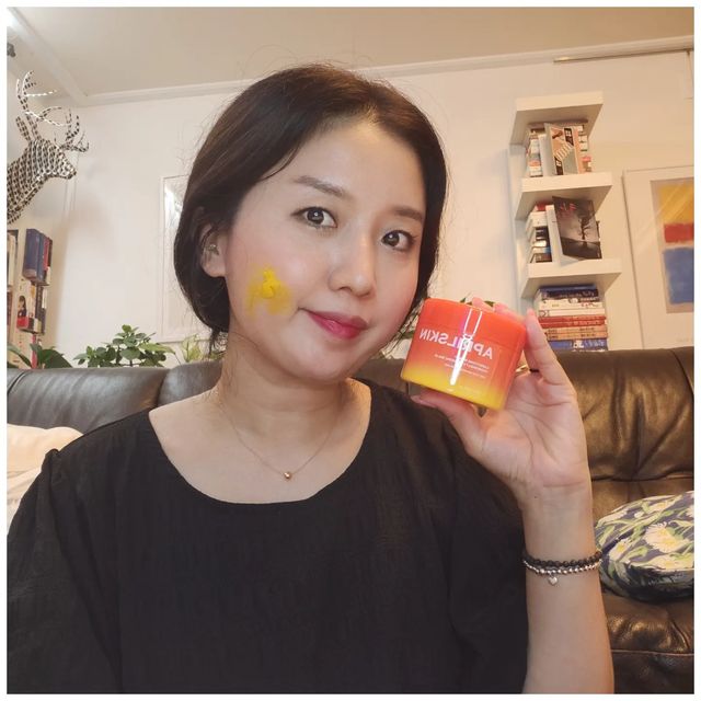 Kayoung Moon on Instagram: "#협찬 메이크업을 한번에 싹~ 깨끗하게 지워주는 클렌징밤과 빠른 수분충전을 할수있는 팩패드 소개해드려요~ 요 두제품은 세뚜세뚜로 쓰시면 넘 좋아요~ 먼저 클렌징