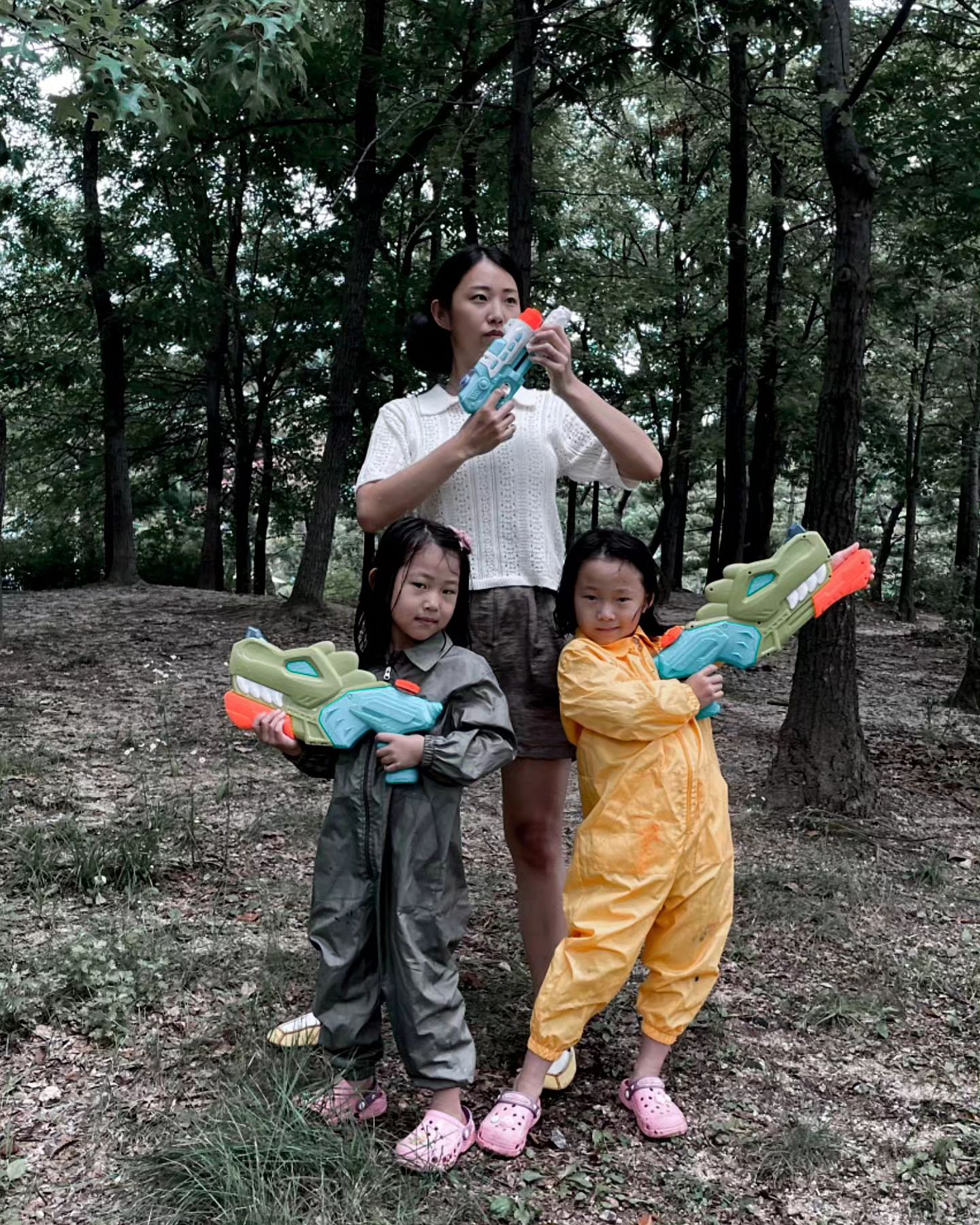 Look how serious we are. To play.

같은 옷 같은 구조인데
겨울과는 사뭇 다른 분위기
(고정핀대비)
1년 사이에 많이 컸다...!!
그리고 즐기는 스케일도 다르다💦

딸래미들 겪하게 놀리면서 키우기
🫡

#루하자매_놀자
.
.
.
.
#연년생자매 #육아일상 #물놀이 #물놀이룩 #물놀이터 #공원나들이 #딸둘맘 #자매룩 #키즈패션 #미술가운 #육아템 #howweplay #letthemplay #kidsplay #mommyof2