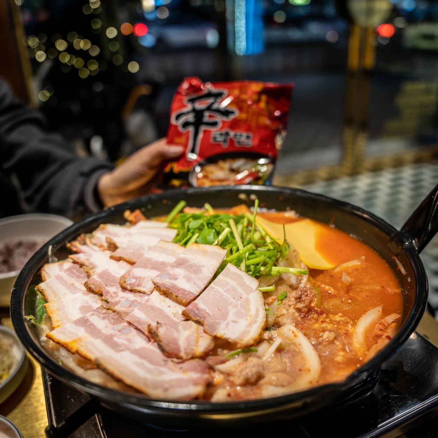 #협찬

배고플때 이수역 부디찌개 맛집
꼭 가야되는 이유는 수제베이컨
72시간 염지후 5시간 사과나무
훈연으로 만든 수제베이컨까지

맛볼수있는 BBQ메뉴들과 이곳
시그니처 남산터 부대찌개까지
드셔보시면 양도 푸짐하고 맛도
일품인데요 왜이렇게 맛있는지
살펴보니까 부대찌개로 유명한
평택 송탄 미군부대 앞에 남산터
부대찌개 좋아하는 친구들이 모여
만든 부대찌개 맛집 남산터 이수점 

보시면 레트로 느낌에 고급스러운
인테리어 셔터만 눌러주면 인생샷 
실내에는 넓은 단체석까지 있어서
모임하기도 좋고 이수역 6번 출구
도보로 3분 거리에 있어서 방배동
근처에서 데이트 하는 분들이거나
회식장소 알아보는 분들이라면 픽!

#남산터 #부대찌개 #남산터부대찌개 #수제소세지 #이베리코베요타 #이베리코목살 #직접만드는맛집 #이수맛집 #사당맛집 #이수역회식 #이수데이트

namsanteo_isu