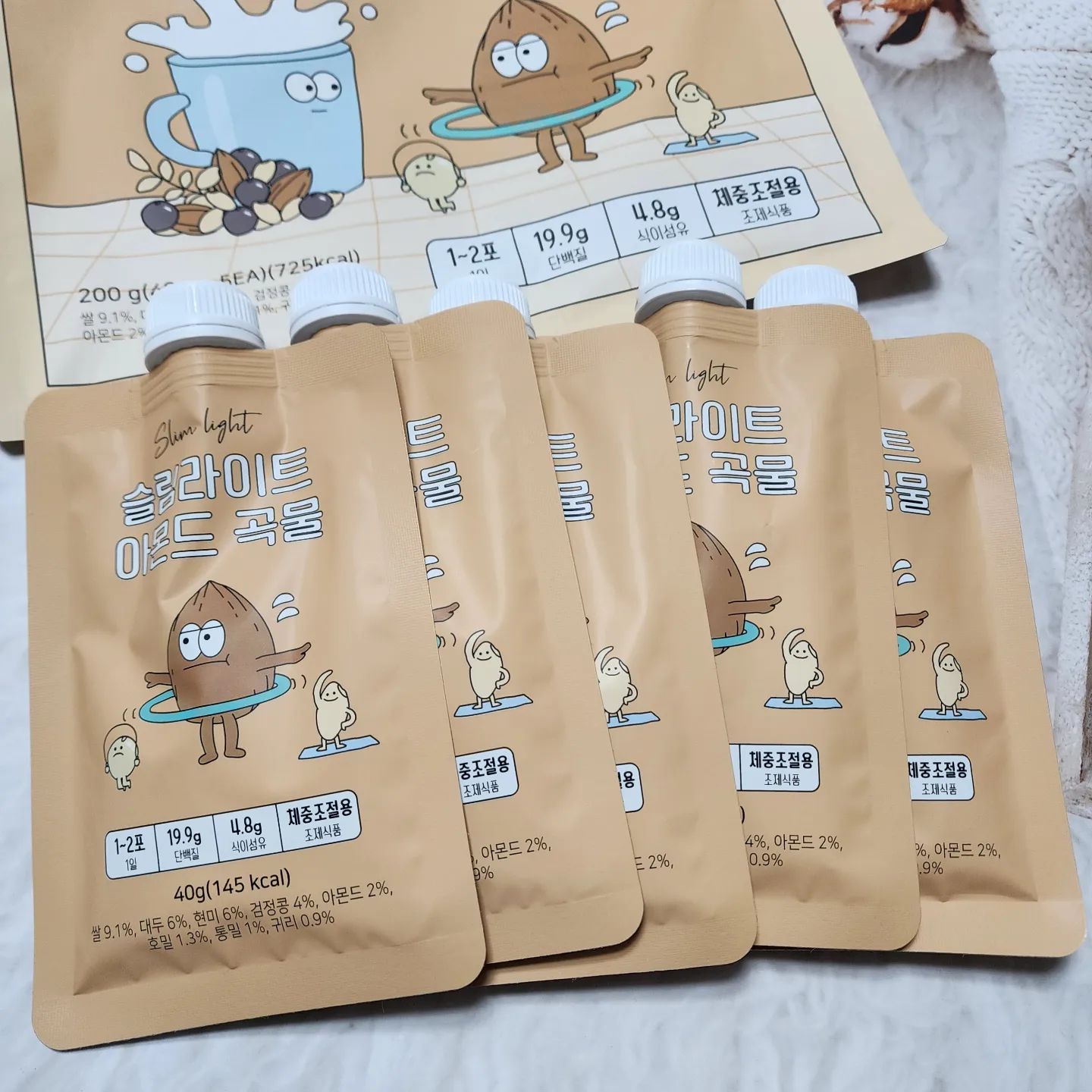 #협찬 #단백질쉐이크
나이가 들어가면서 살을 빼는 것이 더 어려워 지는 것 같아요🥺
더 늦기 전에 체중감량을 해야 할 것 같아 식사대용으로 먹을 수 있는 단백질 식이섬유 쉐이크를 먹기 시작했어요🤗
그냥 팩 안에 우유를 넣고 쉐낏쉐낏해서 먹으면 되어 정말 간편하고요
7가지 비타민과 3가지 미네랄, BCAA 및 필수 아미노산을 함유해 영양면에서도 부족함이 없어 보여요
동물성 단백질과 식물성 단백질 밸런스가 잘 맞아 더 마음에 들었어요🙆‍♀️
겨울에는 기초대사량이 높아져 다이어트에 효과적이라고 하니 이번 겨울 #맛있는쉐이크 와 함께 운동도 병행하여 성공적인 #다이어터 가 되어 볼게요🤗

#식사대용쉐이크 #다이어트쉐이크 #곡물쉐이크 #식물성단백질쉐이크 #분리유청단백질 #쉐이크다이어트 #다이어트그램 #예뻐지자그램