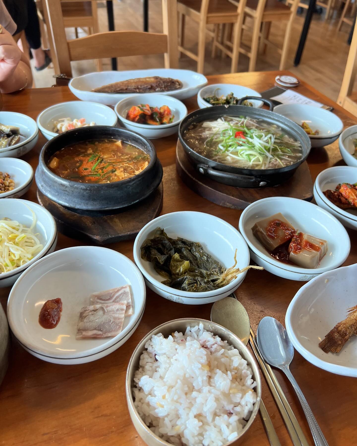⠀
엄마랑 데이트😎🎵
진짜 운 좋게 날씨가 너무너무 좋았다✌️
⠀
비가 잠깐 왔다가 쨍한 해님이랑😘
적당히 선선한 바람 그리고 시원시원한
푸름까지 더해지니 이보다 더 좋을 수 없다
⠀
그리고 맛있는 거 옆에 맛있는 거🧐
여기 항상 지나다니면서 간판은 봤는데
⠀
왜 이제 왔는지 모르겠음😅
도암 와보고 느꼈음 아직 멀었구나
⠀
온갖 맛집을 섭렵했다고 생각했지만
재야의 맛집 고수들은 아직도 무궁무진
하구나 싶었던 집👏👏👍👍
⠀
할머니가 해준 깻잎무침 맛이 나서
너무 행복하게 먹었음 싹싹 다 긁어
먹고 왔다 엄마랑 행복한 점심💕
⠀
조만간 갈치조림 먹으러 또 가야지🤭
⠀
⠀
⠀
#기장맛집#토암#기장한정식
#용궁사맛집#엄마랑데이트
#엄마랑부산#해동용궁사맛집
#기장한정식#오시리아맛집
#동부산맛집#기장점심추천
#부산여행#부산데이트#좋아요
#선팔#맞팔