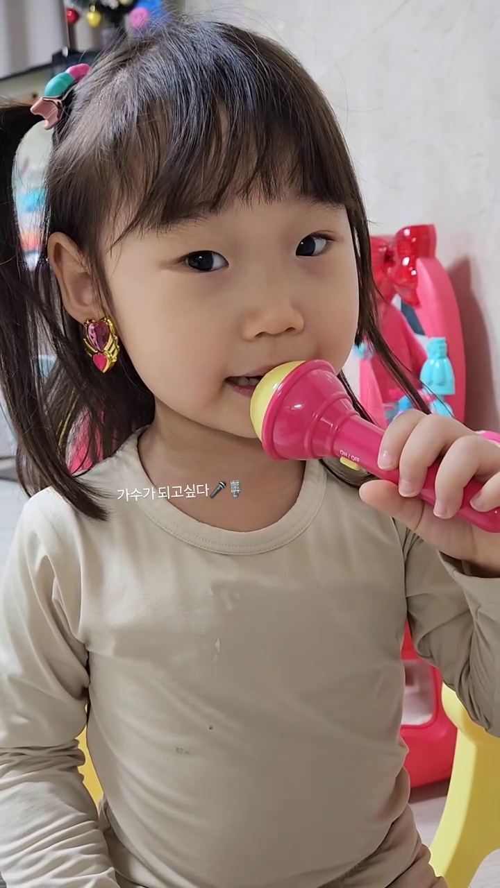 가수가 되고픈하린이❤️
첨엔 쑥쓰러워 하더니 한번 물꼬트고부터 
하루종일 노래부르기🤣
음정박자 다 무시하지만 그래도 넌 가수가되라
연습하쟛!!!!스.파.르.타.

#5살 #가수의꿈 #술주정아님 #최연소가수 #스파르타