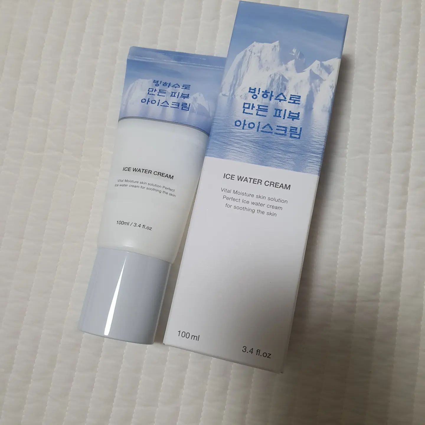 #협찬 #리즈케이 #리즈케이수분크림 #빙하수로만든피부아이스크림 #빙하수크림 #워터드롭수분크림 #수분크림 #겨울수분크림 #수분크림추천 #수분크림인생템 #수분크림강추 #속건조해결 #속건조크림 #속건조관리

아무발라도  타사제품은  수분이 금방날아가 별로였는데ᆢ 
워터 드롭 제형으로 상쾌하고 사용감이  너무 좋아요
알래스카 빙하수 100% 함유 수분크림이라  끈적임이 전혀 없고 발림성이 좋은  수분크림

수분감이 높고 유분은 적어서 속건조와수부지 피부에 매우 잘 맞음  끈적임이 없고 흡수력이 높아 메이크업전 수분 보충하기에도 좋으며 사계절 내내 사용해도 좋은 제품이라  지인이나  가족에게선물해도 좋을 것 같아요

유독  추운 겨울에 히터 바람에 많이 노출되어 피부가 건조해  고민중인데  피부 유수분 밸런스를 잘 맞춰주며 무엇보다 수분감이 풍부해 사용하기 너무 좋아요 
구입하고 싶다면 
요기루~~!!! >>> 리즈케이 공식몰에서 할인가로 만나볼 수 있어요 ^-^