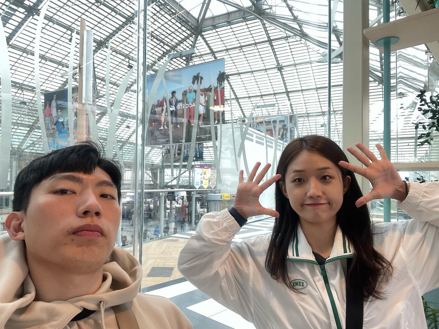 🇫🇷파리에서 🇨🇭스위스 4일차
기차 출발-근영이 꼬마워영-우왕초록색
-기차계단노숙중-숙소도착-숙소앞뷰-기승전 신라면

꺌꺌 스위스에선 내 목소리밖에 안들린다
정말 조용한 동네🫨🫨 데시벨 낮춰야지..
#수근쀼#신혼여행#스위스#인터라켄