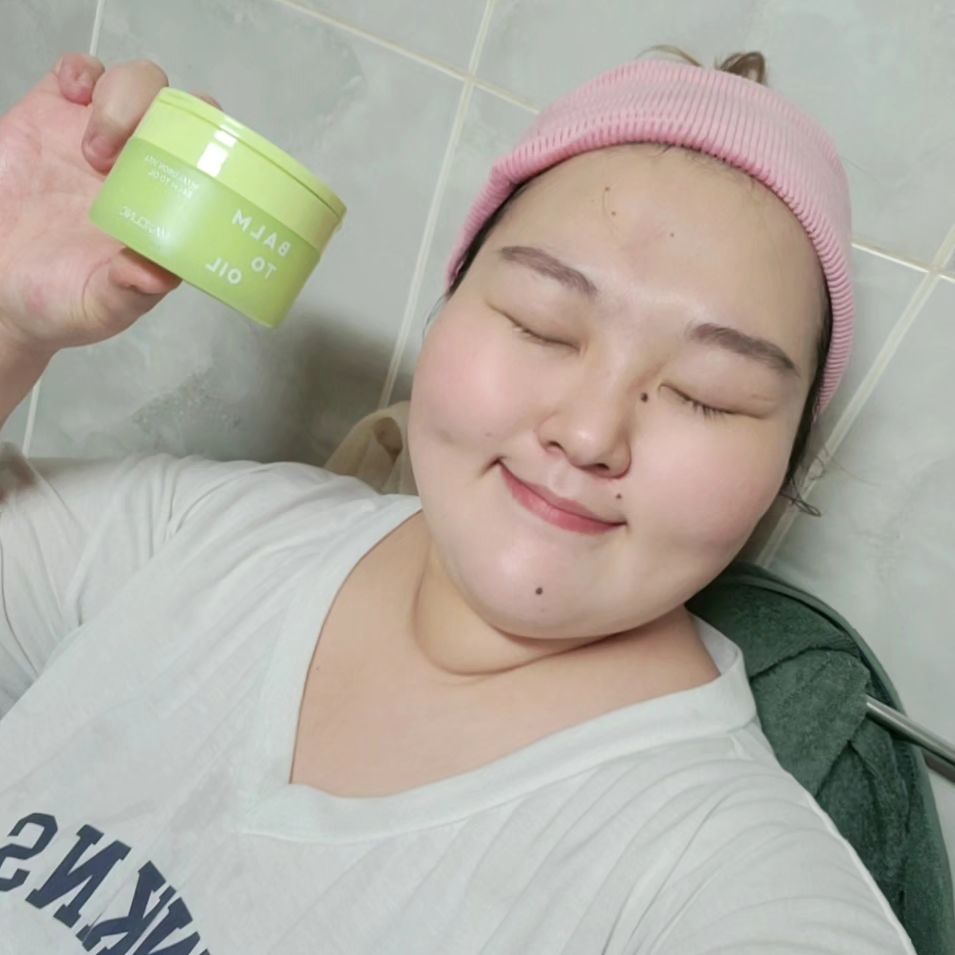 #협찬  maxclinic

월요일 잘 보내셨나요?
저는 연습을 끝내고 돌아왔답니다

요즘 날도 건조하고 피부도 건조하죠?
이럴때 일수록 클렌징부터 신경써야 하는데요 
오늘은 맥스클리닉 히알루론 비타 밤투 오일을 소개해 드릴게요 

맥스클리닉 히알루론 비타 밤투 오일 특징은

👉오일에 진심! 오일투폼으로 유명한 
  클렌징맛집 맥스클리닉에서 출시한 신제품!
👉클렌징밤+클렌징오일이 합쳐진 제형으로 
  이중세안을 한번에!
👉어떤 메이크업도 완벽 클렌징!
👉미세먼지세정력 97%,워터프루프메이크업 
  세정 테스트, 자외선 차단 제품 세정까지 
  테스트 완료!
👉1회 사용으로 즉각 블랙헤드 감소 20%, 
  즉각 피지 감소
👉스페인에서 찾은 올리브오일과 이스라엘 
  호호바오일 등 8가지 식물유래 오일을 
  블렌딩하여 클렌징을 부드럽게!
👉히알루론산과 비타민 성분으로 세안 후에도 
  당김없이 맑고 촉촉하게
👉민감 피부도 자극 ZERO. 피부 저자극 
  테스트 완료

🫶제가 사용했을때 가장 좋았던 점은🫶

정말 부드럽게 멜팅이 되요! 
피부에 자극을 주지 않으면서 밤투오일이라 부드럽게 오일에 사용감을 주며 멜팅되었고 
강력한 세정효과!
진한 섀도우 부터 펄 잔뜩 섀도우, 워터프루프 아이라이너 까지 테스트 하였는데 
자극 없이 편안하게 한번의 세안 만으로도 충분했어요!
그리고 세안직후 무언갈 바르지 않아도 피부가 당기지 않아 좋았답니다! 

🤔 이런분들께 추천 드려요! 🤔

👉메이크업 후 이중세안이 싫으셨던 분
👉한번 세안으로 블랙헤드 감소를 원하시는 분 
👉부드러운 텍스쳐와 강력한 세정력을 
  원하시는 분 
👉세안후 피부당김이 싫으시는 분들께 
  추천 드립니다!!

#협찬 #맥스클리닉 #클렌징밤 #히알루론비타밤투오일 #딥클렌징 #블랙헤드제거 #밤투오일 #클렌징맛집 #저자극 #클렌저추천