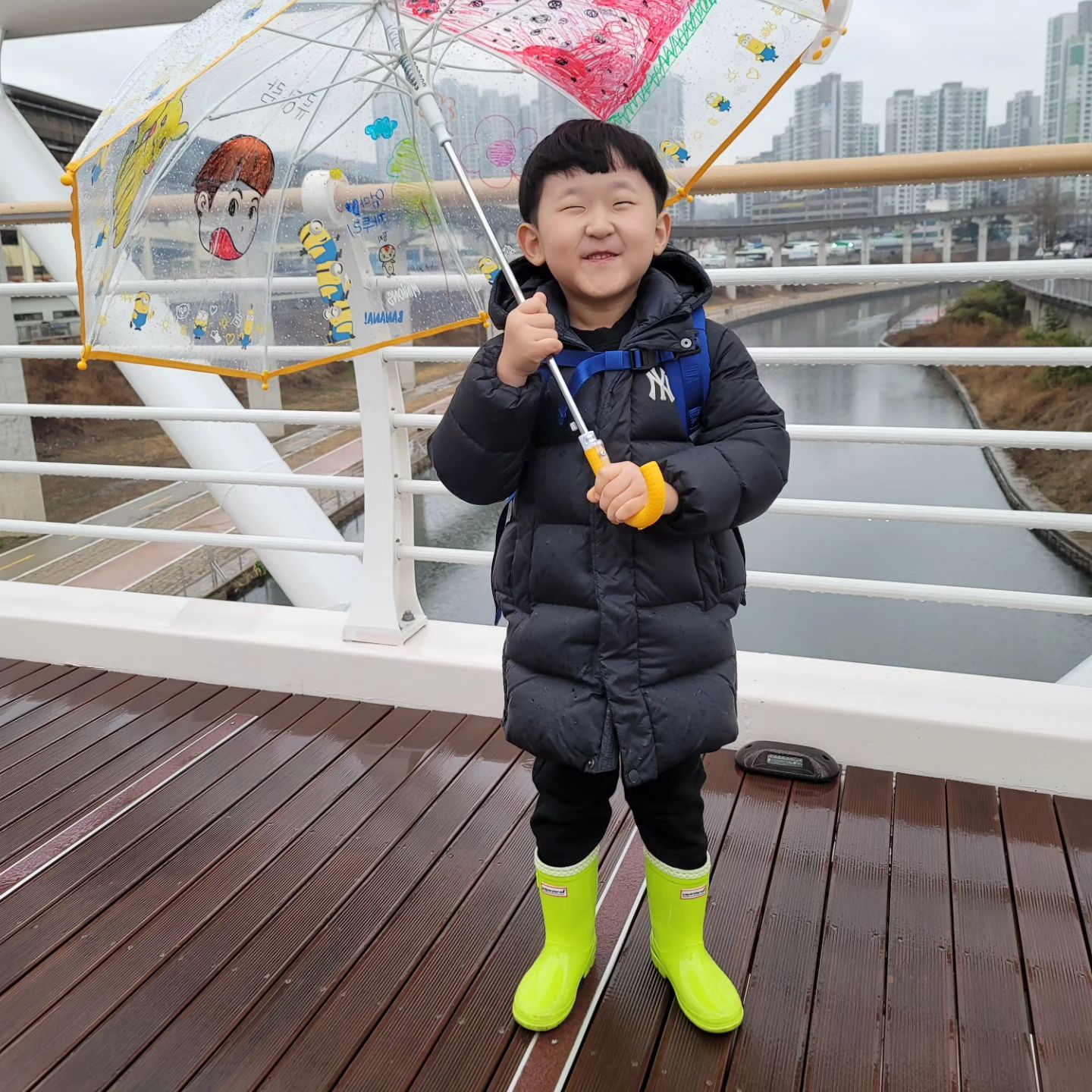 어제 입학식하고
오늘 첫 등교하는날🎈
비와서 장화신고 학교갔지요◡̈

#초딩하람 
이쁜내새꾸 푹자고 일어나
웃으며 신나게 학교 등교🏫

#등교
엄마 나 잘할 수 있어‼️
이제 어린이야라고 하면서
오늘은 어떤걸 배울까 하면서
설레는 마음으로 가는 모습보니
쪼꼬미가 언제 이렇게 컸나싶고 
뭉클하고 우리아들은 잘할꺼야 
생각하고 좀 있다 만나쟈하고 

#하교 
새로운시작 초등학교 첫등교후 
하교할때 밝게 웃으면서 나오고
엄마 오늘은 뭐 배웠고
어떤 친구를 사겼고 
밥은 이거 이거 먹었고
신나게 말하면서 하교했지요◡̈

울아들 진짜 적응력 최고네👍🏻👍🏻
유치원은 차타고 다녀서
유치원때 같이 다녔던
친구는 아무도 없는데
새로운 친구도 잘사귀고
학교생활도 잘해주고
우리아들 진짜 기특하다
.
.
#8살아들
#초등학교
#초딩류하람
#혼자서도잘해요