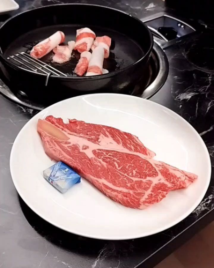 #협찬
입맛을 잃은 아이를 위해 하남 미사 소고기 맛집 일산등심박이미사점으로 고고~
조정경기장 바로 건너편이라서 위치도 좋고 주차 하기도 편한 곳 !
국내산 1등급을 착한 가격으로 먹을 수 있어서 굳뜨!
등심이랑 차돌박이가 살살 녹아~
김치말이 국수로 입맛 살리고~
잘 구워진 소고기에 웻지감자랑 통마늘이 사이드로 ㅋㅋ

위치는요 !
경기 하남시 미사대로 472
 (망월동, SR광장프라자) 1층 
일산등심박이 미사점 !!

룸으로 분리된 공간도 있어서 
모임하기도 좋을 거 같아요~

.
.
#하남맛집 #하남고기집 #하남소고기 #미사맛집 #미사고기집 #미사소고기 #미사등심 #하남미사맛집 #하남미사고기집 #하남미사소고기 #하남단체회식 #하남가족식사