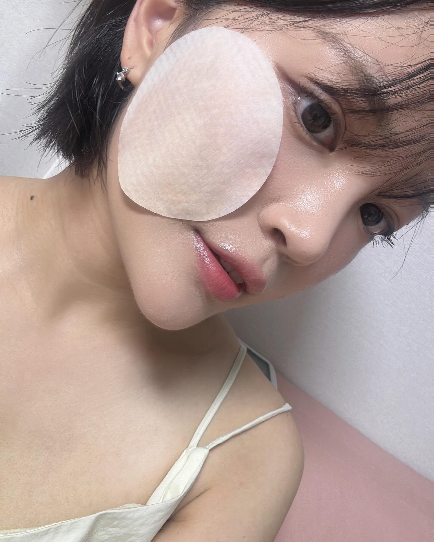#광고
이제는 필수템이 되어버린 토너패드!
요새 종류가 너무 많아서 뭘 골라야할지 고민이 된다묜
이 노란 패키지 한번 써보시는 건 어떠세요?💛

#라벨라랩 의 #셀루니카패드 입니다.

제가 패드 고를 때 고려하는 게 딱 2가지 있는데요
1️⃣말해뭐해 수분감!
에센스가 잔뜩 들어가야 패드의 기본기를 갖췄다! 싶거든요

2️⃣크기
바빠 죽겠는데 언제 여러겹 붙이고 있어요, 커다란 패드가 얼굴은 온통 덮어줘서 마스크팩인지 패드인지 알 수 없을 정도예요!

여기에 EGF라고 고가 에센스에만 들어가는 성분이 잔뜩 들어있어서, 촉촉하고 붓기 완화도 되고, 피부도 톤업되고 좋더라구요♥️

#셀루니카패드 #셀카패드 #에센스패드 #EGF #EGF패드 #얼굴붓기관리 #skincare #kbeauty #skinpad #cellunicapad #labellalab labella.lab