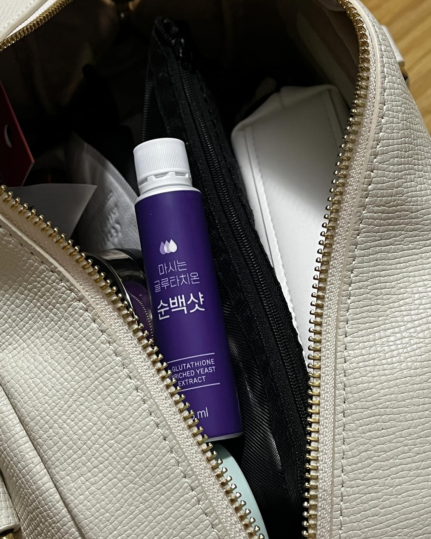 #협찬 
⠀
What‘s in My Bag :⠀
⠀
자도자도 피곤하고, 눈 감았다 뜨면 아침이 오는 듯한ㅎㅎ,,극한 피로감에 저는 요즘 하루 버티기 너무 힘든데요⠀
⠀
순백샷으로 간편하게 피부관리 겸 피로관리 하고있어요 가방에 하나씩 챙겨가지고 다니면서 생각날때 마셔주는데요⠀
⠀
순도 높은 글루타치온 추출물 함유로 맑고 건강한 피부 관리가 가능해요 흡수가 빠른 액상형이라 맘에 들어요🤍 요새 통 잠 못자고 푸석푸석한 얼굴이였는데, 순백샷 덕분에 선크림만 발라도,, 나 꽤 괜찮을지도,,,,?ㅎ ⠀
⠀
⠀
#장인정신에브리데이 #순백샷 #장인정신순백샷 #고함량글루타치온 #액상글루타치온 #글루타치온효과 #글루타치온효능 #마시는글루타치온 #글루타치온앰플⠀