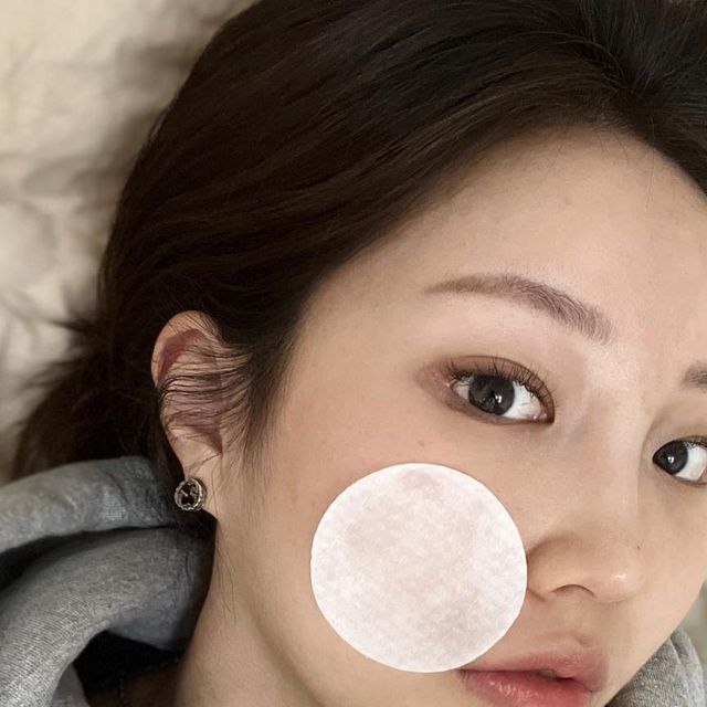 현지(현디)🇰🇷 on Instagram: "자기 전 메디큐브 제로 모공 패드 2.0✨ 엠보싱면으로 각질과 노폐물 관리에 효과적이며, 부드러운면으로 보습과 피부결 관리까지 가능한 양면 패드로 2중 관리