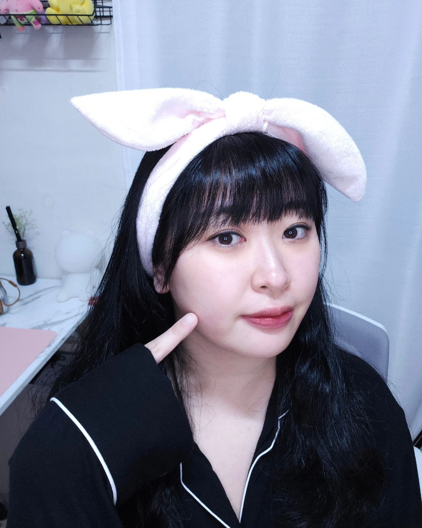 #제품제공 요즘 완전 핫한! 리들샷 리뷰 가져왔어요!😝
리들샷은 요즘 완전 #올리브영 을 
휩쓸고 있는 품절템이죠!! 💘
온라인에서도 전체랭킹 1위를 한
이번 3월 올영세일 때 
꼭!! 구매해야 할 #올영추천템 ‼️

리들샷 입문자는 100 먼저 사용해 본 후 
300을 사용해보시는걸 추천드려요~

모공 보다 14배 얇은 두께의 마이크로사이즈의 
미세 입자 성분인 시카 리들이 
섬세하게 피부를 자극해서 😶‍🌫️
조금 따끔하게 느껴지지만
피부 일차 자극 테스트 완료(피부 반응도 0.00)로 
저자극 제품으로 판정됐대요👏🏻

세안 후 첫 단계 사용하는 나이트 케어 제품으로
1-2번 펌핑해 기초 첫 단계에서 
문지르기 보다는 꾹꾹 #피부운동
마사지하듯 발라주세요 👉☺️👈

개인차가 있을수도있지만
저는 1회 사용만으로도 
피부결 개선효과가 느껴졌어요!🥹💕

이번 올영세일할때 리들샷 꼬옥 구매해보세요!✨️✨️

🩷리들샷 300
🩷vtcosmetics_official

#VT코스메틱 #슬로우에이징 #리들샷 #스킨케어의진화 #화장품이상의화장품