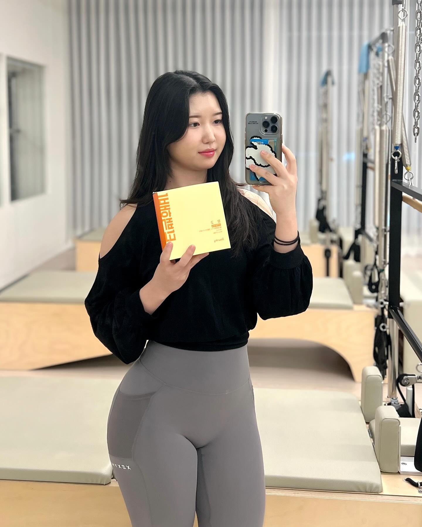 #협찬 downkg_fit  단백해바 망고맛🥭

제가 요즘 먹고 있는 망고맛! 단백질바에요❣️
1개에 단백질 12g 들어있고 성분이 좋아서 다이어트 간식으로 먹기 좋았어요! 

👉식물성 단백질과 동물성 단백질을 완벽하게 배합해서 소화불량 , 피부트러블이 없어요
👉첨가물(설탕X, 방부제X, 향신료X, 색소X, 합성첨가물X)없이 건강한 원재료만 사용
👉설탕대신 프락토올리고당 사용 (제로슈가)
👉방부제가 없어서 꼭 냉장&냉동 보관! 

망고+크림치즈가 들어있어서 식감이 쫀득하고 진짜 망고맛이 생각보다 진하게 나서 너무 맛있었어요🥭❣️

요거트랑 같이 먹거나 얼려 먹으면 더 맛있어요! 추천👍

#단백질바 #프로틴바 #다이어트간식 #다이어트식단 #망고맛단백질바 #맛있는단백질바 #downkg #단백해바 #다운킬로그램 #다이어트소통 #운동소통 #헬스 #필라테스