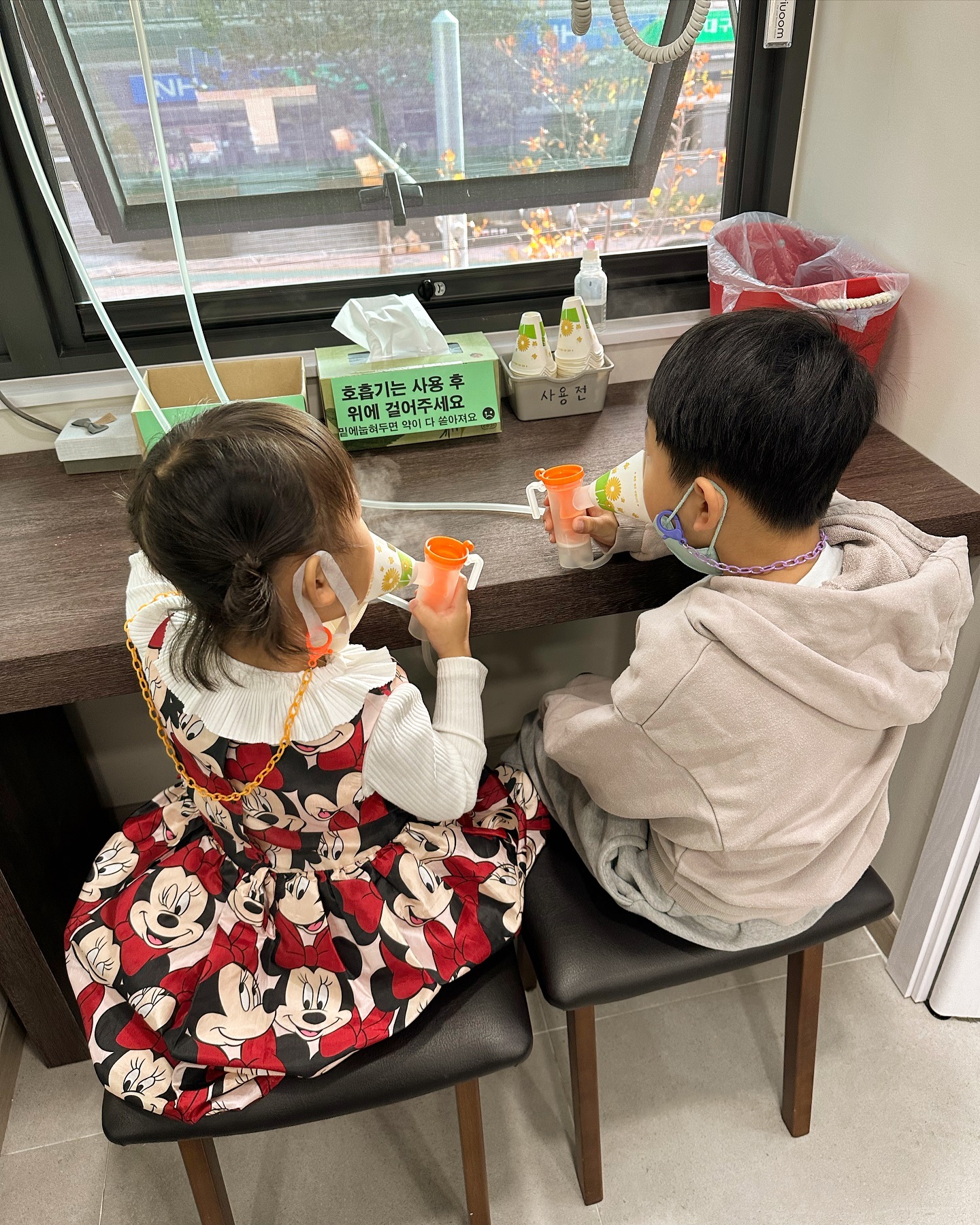 남매가 나란히 비염🤧
애미가 이상한걸 물려줘서 미안🥲
.
비염환자의 고달픈 삶🥹
.
#남매 #남매맘 #비염#이비인후과 #코감기#육아스타그램 #육아소통#맘스타그램 #대구#대구맘