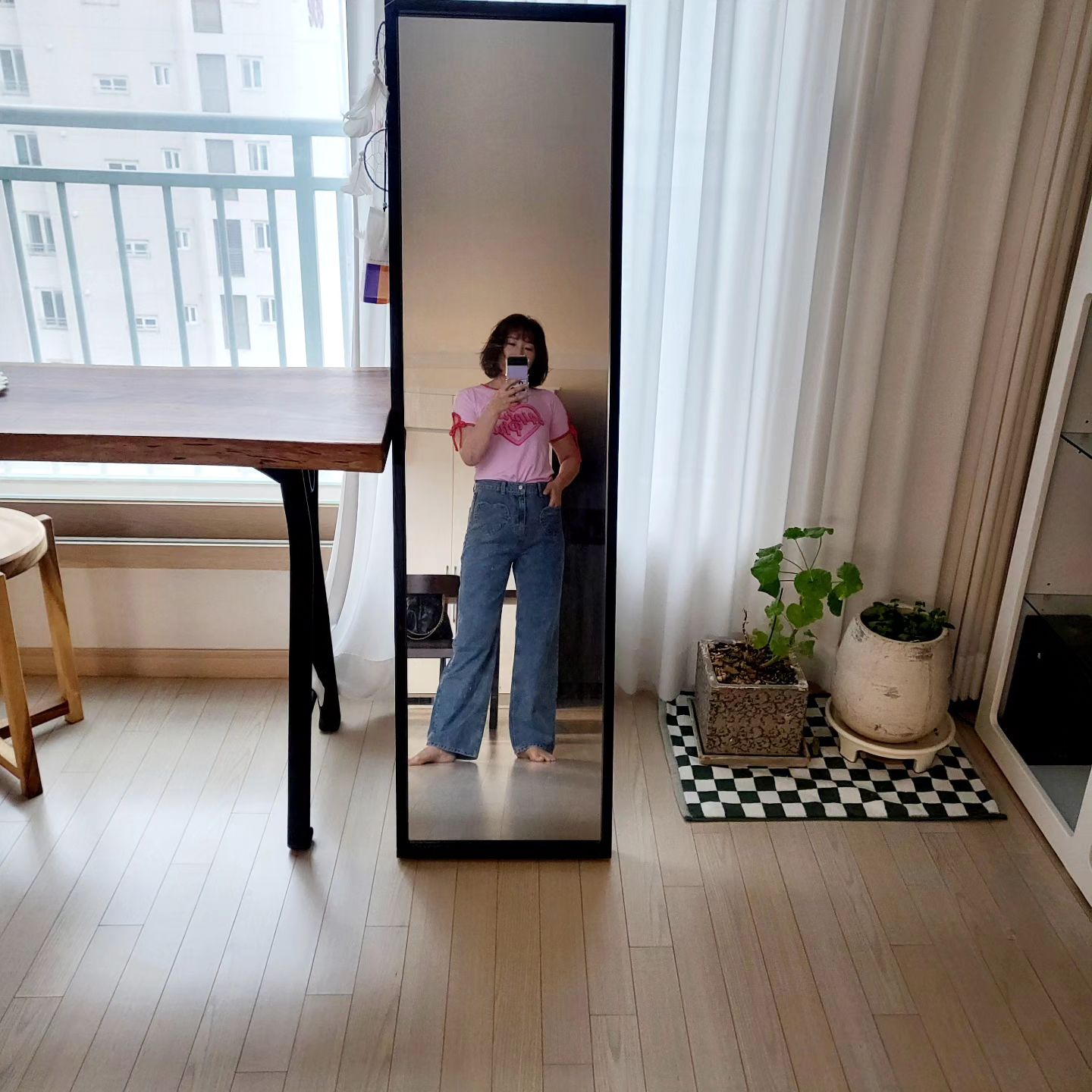 봄이 오고있네요🌸

기분전환으로 
산뜻하게 핑크반팔티와 하트주머니의 청바지 구입
저의 인친 gilgam_6g 님의 옷📌

53세 워킹맘
지금도 청바지와 핑크티를 넘 좋아해요🎶

오늘은 하트주머니가 포인트인 청바지와
제가 좋아하는 핑크 가디건 입고 출근😘

우울할때 제가 좋아하는 옷입고 다니면
기분이 좀 나아지죠😘

비도 오고 꿀꿀했는데
기분이 좋아졌네요🌸🌸🌸

#오늘뭐입지그램
#봄옷장만
#핑크티셔츠 #청바지코디룩 #청바지가잘어울리는여자
#53세 #봄패션코디