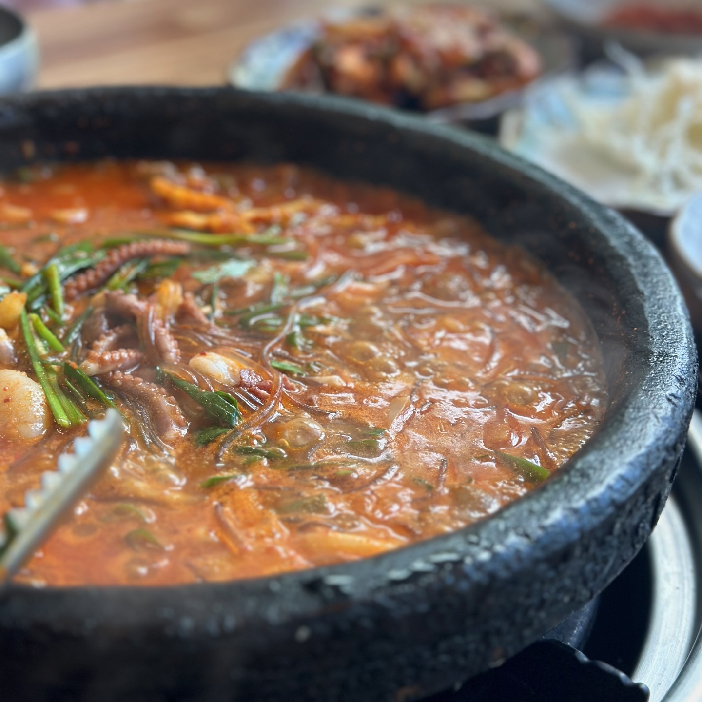 #협찬 
#함안갈비&곱창 

오늘의 창원맛집은 양덕동에 위치한 함안갈비&곱창입니다 🤗

💥주문내역💥
백년전골 2인 

저는 곱창전골, 낙곱새 이런 음식을 정말 좋아하는데요! 요즘엔 그런 맛집을 찾기가 쉽지 않더라구요ㅠㅠ😭 그런데 딱 !!!! 너무 맛있어서 온동네에 소개시켜드리고 싶은 맛집을 소개드립니당 ❤️❤️❤️

함안갈비&곱창은 백년가게로 선정되어 손님들께 꾸준히 사랑받고 있답니당👍🏻 백년가게는 30년이상 명맥을 유지하여 오래도록 고객의 꾸준한 사랑을 받아온 곳으로 중소벤처기업부에서 실시하는 평가에서 인정받은 곳이랍니당 ✨✨ 

근데 정말 왜 백년가게인지 먹어보면 바로 알아요 !! 엄마랑 다녀왔는데 반찬 하나하나가 너무 맛있었고 간이 딱 맞았어요😀

백년전골은 진~한 육수에 소고기,대창,새우,낙지가 들어가서 맛의 풍부함을 더 했고 상추에 싸먹어도 정말 gooooood❤️❤️🥹👍🏻

셀프바도 있어 편하게 이용하기 좋았고 김가루도 아낌없이 주셔서 즐거운 식사하고 왔습니다 진짜 너무 맛있어서 엄마랑 다시 방문하려합니다❤️❤️

꼭 !!!!! 가보세요 😍🩵 진짜 추천1000000000000000💥

#창원맛집추천#창원맛집탐방#창원맛집베스트#창원맛집추천#마산맛집베스트#마산맛집투어#마산갈비#마산갈비맛집#마산곱창#마산곱창전골#마산양덕맛집##양덕맛집추천#마산가볼만한곳#창원가볼만한곳#마산외식장소추천#창원외식#경남창원맛집#마산터미널맛집#한우곱창전골#곱창구이#양대창구이#돼지갈비#생삼겹살#함안갈비곱창