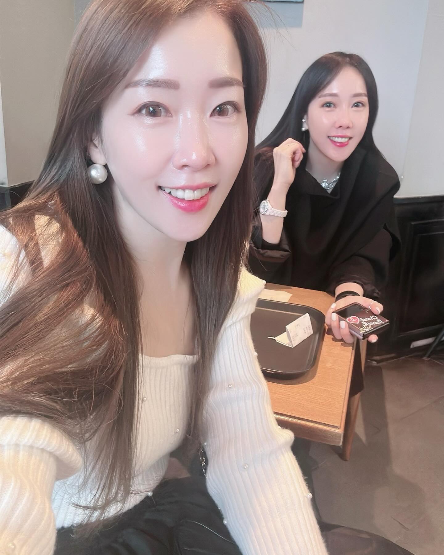 해피벌쓰데이 달&별👯‍♀️

40대 첫 생일도 자유부인♥️
신나게 웃고 마시고 떠들고 
행복했던 생일파티🥰

올해는 더 행복하자아아아😎
.
.
.
#별달생파👯‍♀️ #팔등로112 #40대입성 #생일축하해 #우리들♥️ #고마워요 #내사람들😘 #신나게놀다 #꼬리뼈를잃었지만 #행복했던어제 #행복하자우리💕