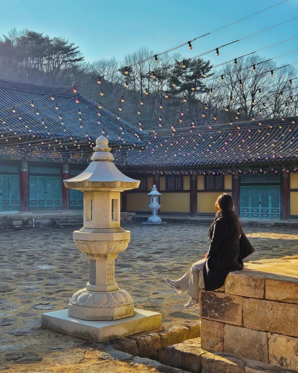 유아기 기억상실 현상 때문인가? 기억은 안나지만 어릴 때 엄빠랑 와보고 몇십 년 뒤 어른이 돼서 엄빠랑 다시 와봤다.
 같은 보폭은 아니지만 엄빠와 발맞춰 걸으며 어릴 적 이야기를 들으며 고즈넉한 통도사의 풍경을 만끽했다.
 이제 막 피기 시작한 홍매화 나무 아래에는 사진 찍으려는 사람들로 붐볐다. 봄이 오고 있다.

📍통도사
ㆍ운영시간 : 6:30-17:30
ㆍ입장료 : 무료
ㆍ주차비 : 유료