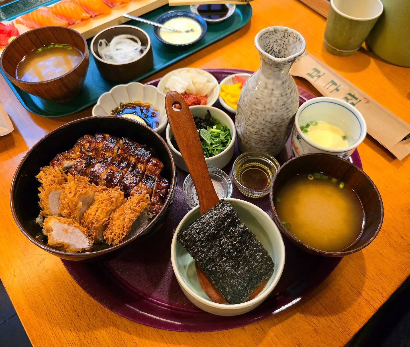 올 여름 보양식은 보쿠산에서
살살녹는 돈까스장어덮밥이랑 숙성연어초밥으로🍣

식사 후엔 바로 옆 복산다방에서 후식까지
복산동코스로 추천추천🫶🏻

#보쿠산 #복산다방 #복산동맛집
#울산히츠마부시덮밥 #울산숙성연어