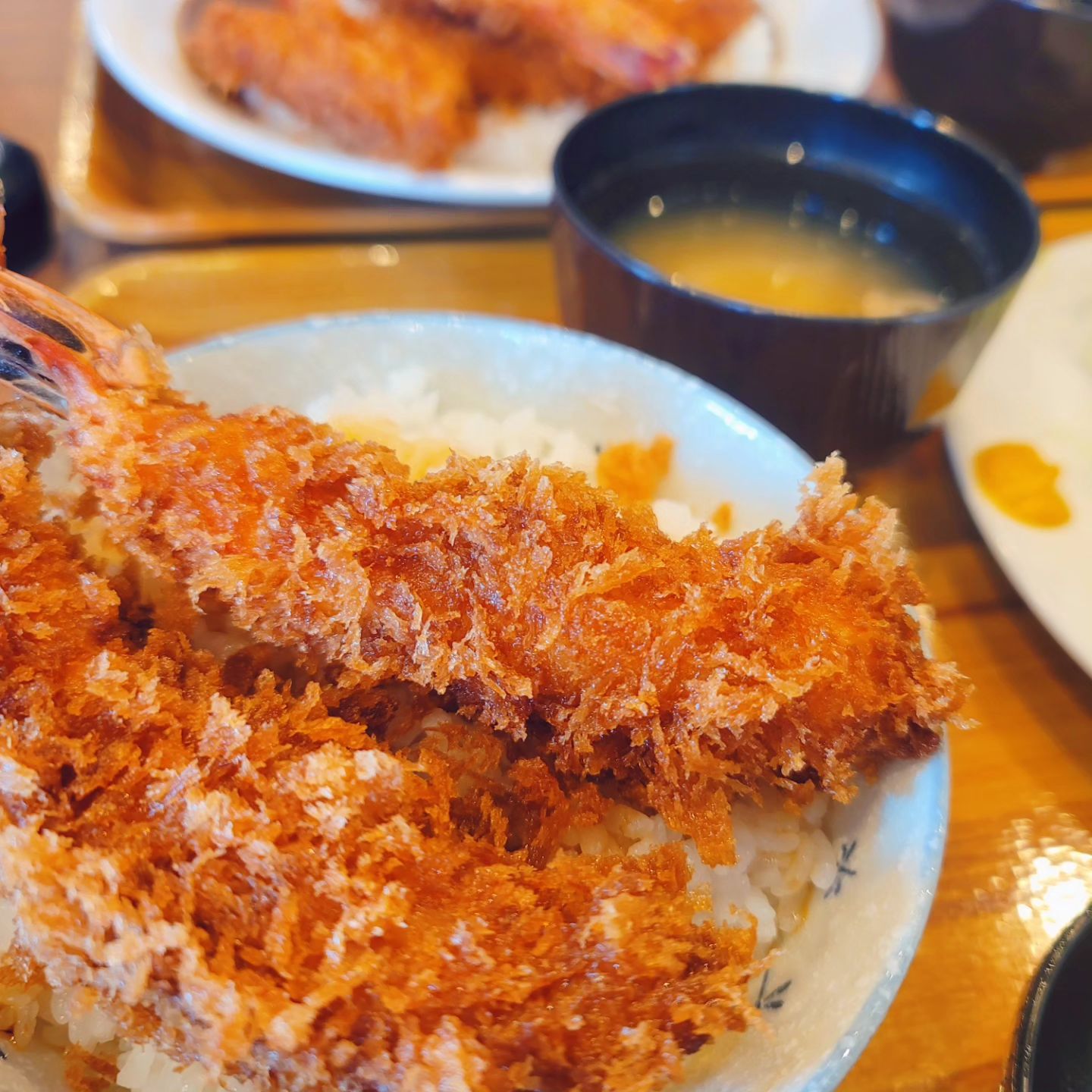 #첫줄 #첫줄반사 
관광객들만 한가득인거 같고...
버스투어 손님들 완전 바글바글...
사람이 너무 많아서 나도 직원들도 정신 없어뵈고...
테이블도 다닥다닥...
음식도 엄청 늦게 나오고...
걍 주차하기 전부터 싹다 죄다 전부 맘에 안들었음 🤬

비에이 맛집 넘버원에 후기보면 맛나다고는 하는데.....
글쎄?? 하도 맛난거 많이 먹기도 했고,
맛집이래놓고 그닥인것도 많았고 😑
관광객만 가득인데 이거 믿을만 한건지 의심스럽고ㅋㅋ

암튼 걍 다 짜증나고 배도 안고팠는데
일찍 닫는곳이라니까 대충 먹고 나가자 마음이였는데..

한입 먹고 다 용서되었다 🧎‍♀️

불평, 불만, 짜증 낸거 고멘나사이ㅋㅋㅋㅋㅋ

🍤🍤🍤🍤 인생 에비카츠 🍤🍤🍤🍤
다른것도 시켜봐야지 하고 나 처럼 삽질하지말고
걍 온리 새우만 조지자..... 🤣

이걸... 왜 비에이 떠나는 날 먹어가지고...
두번 못먹은게 이번 여행에서 최대의 한이다 😭
진심 이거 먹으러 다시올꺼야!!!!!

그래서 이번에는 또..
한번밖에 못먹었다며 온갖 짜증을.... 😃😆😅🤣😜
우리 강아지ㅋㅋㅋㅋ 고멘네 😘
나 땜에 자기가 고생이 참 많다ㅋㅋㅋㅋㅋㅋㅋㅋ
.
.
.
#반성의시간 #극한직업내남편 #내사랑💕 #고멘나사이🙏 #편견을버리자 #인생맛집 #이거먹으러다시온다 #삿포로여행 #비에이여행 #비에이맛집준페이 #준페이 #에비카츠 #새우튀김 #인스타푸드 #먹스타 #먹스타맞팔 #먹스타그램 #맛스타그램 #맛있다그램 #맛집기록 #내인생맛집추가요♥️ #좋반 #좋반테러 #좋아요반사 #북해도여행 #여행스타그램 #럽스타그램 #럽스타그램❤️