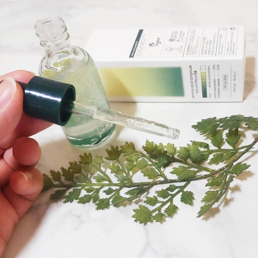 #협찬 

🍀딕셔니스트 아미노산 앰플🍀
60ml only 화해 기획 세트 
(본품 30ml + 10ml＊3개 + 토너 20ml) / 2만원대 

✔ 2023 화해 상반기 베스트 신제품 에센스/앰플/세럼 부문 1위 수상템
✔ 각질 13층까지 꽉 찬 수분 
✔ 피부 표면 보습 640% 개선 
✔ 건조한 환경 속에서도 끄떡없는 수분력 보유 

수부지 피부인 제가 가장 중요하게 생각하는 것 중 하나가 바로 피부 속 수분 채우기인데요. 그래서 수분 앰플을 고를 때 엄청 신경을 쓰게 되는 것 같아요.

그러다가 출시 때부터 사용 해보고 싶었던 🍀딕셔니스트 아미노산 앰플🍀을 사용해 보게 되었는데 딱 제가 찾던 피부 속 수분을 꽉 채워주는 그런 앰플인 거 있죠?

🍀딕셔니스트 아미노산 앰플🍀은 딕셔니스트 독자 더마 원료인 '폴리감마글루탐산'을 함유하고 있는데, 이게 무려 자기 무게의 5,000배나 되는 수분을 끌어당기는 수분 저장소 역할을 한다고 해요. 

거기다가 피부 지질 구조와 유사한 성분인 '콜레스테릭 캡슐 0.5%' 함유로 보습 효과가 짱짱하기도 하고, 식약처 고시 미백 기능성 성분인 '나이아신아마이드 5%' 함유로 브라이트닝 케어까지! 

수분감 있는 앰플 제형으로 피부 속 각질 13층까지 수분과 영양을 전달해서 꽉 찬 보습감으로 매끈하고 촉촉한 피부결을 만들어 줘요. 

🍀아미노산 앰플🍀 하나만으로도 충분히 수분 케어가 가능하기 때문에 지금처럼 푹푹 찌는 여름철에 가볍게 사용하기에 정말 좋아요. 

저 같은 수부지 피부는 물론 건성, 복합성, 지성 피부까지 피부 타입 상관없이 수분 충전 제대로 할 수 있는 여름 수분구원템으로 추천해요!

🍀딕서니스트 아미노산 앰플🍀은 화해 쇼핑에서 60ml only 화해 기획세트로 보다 저렴한 가격에 풍성한 구성을 만나볼 수 있어요 ^^

#화해 #화해SNS리뷰단 #아미노산앰플 #쏙수분앰플 #화해1위 #딕셔니스트 #1등앰플 #클린더마 #피부결엔아미노산