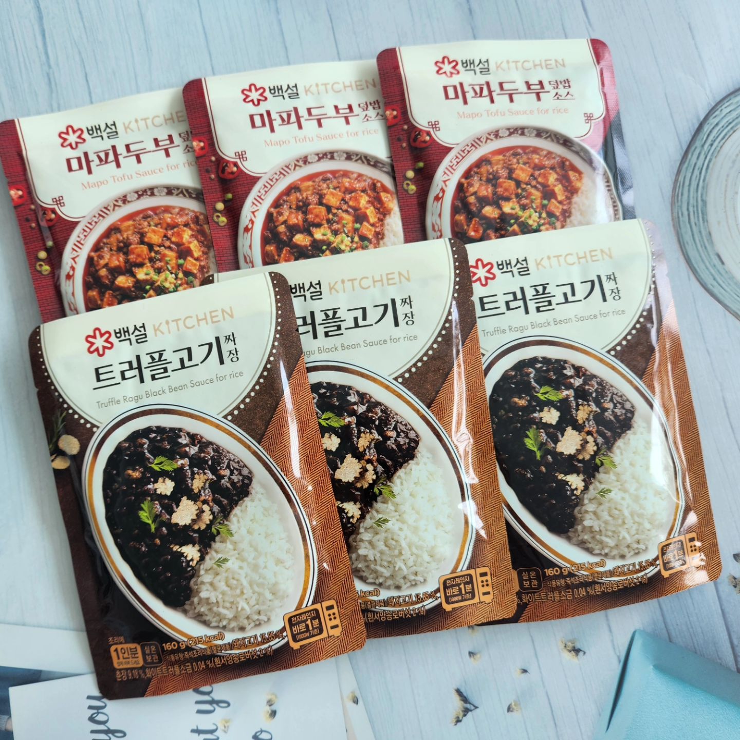#협찬 #제품제공

날씨가 너무 덥다보니 밖에 나가는게 너무나 힘들고 지쳐요.
그렇다보니 입맛도 잃어서 잘 안챙겨먹게되는 현실.

​집에서 매일 먹는 배달요리도, 점점 늘어가는 외식비가 부담되기 시작하면서 웬만하면 집에서 음식을 해먹으려고 노력했지만 워낙 요리에 소질이 없는 불량주부이다보니 그것 역시 어렵더라구요.

​오늘 소개해드릴 백설덮밥소스 마파두부양념소스 트러플고기짜장 덕분에 집에서도 아주 간단하게 이색적인 요리를 먹고있습니다.

평소에도 중국요리중에 마파두부덮밥을 워낙 좋아하는 저는 백설덮밥소스 마파두부양념소스를 보자마자 안먹어볼 수가 없었어요.

중화풍의 맛을 제대로 살려낸 마파두부덮밥소스인데요.
매콤하면서 입에 착착 달라붙는맛이 아주 끝내준답니다.
두부도 씹는식감이 어찌나 좋고 맛있는지 연신 감탄하며 냠냠했지요:)

땡구남편이 세상에서 가장좋아하는 중국요리는 바로 짜장.
따뜻한 밥 위에 짜장소스 하나만 얹어줘도 아주 완벽한 한끼가 완성되는데요.

​오늘 보여드리는 백설덮밥소스 트러플고기짜장은 일반짜장보다 훨씬 더 고급스러운 요리가 완성된답니다.
다진고기를 양파와 함께 고소하게 볶아낸 후 진한 트러플향기를 더해서 아주 풍미가 깊습니다.

​1인분씩 먹기좋게 포장되어있기때문에 저같이 혼밥을 좋아하는 사람도 많은양을 구매해서 집에 모셔두고 먹고싶을때마다 전자렌지에 1분이면 완벽한 요리가 완성되기때문에 아주 환영이랍니다.

오늘 소개해드린 백설덮밥소스 마파두부양념소스 트러플고기짜장 이외에도 여러가지 맛이 준비되어 있기때문에 더욱더 다양하게 즐길 수 있어요.

​제일제당 스마트스토어와 B마트에서 빠른배송으로 간편하게 구입이 가능하니 꼭 한번 구매해보세요 아주 만족스러우실거예요^-^

#백설 #백설1분덮밥 #백설덮밥소스 #덮밥요리 #덮밥레시피 #덮밥소스 #중국음식 #중화요리 #중식조리 #중식도시락 #간편식 #간편식품 #짜장 #짜장밥 #짜장소스 #짜장만들기 #마파두부 #마파두부덮밥