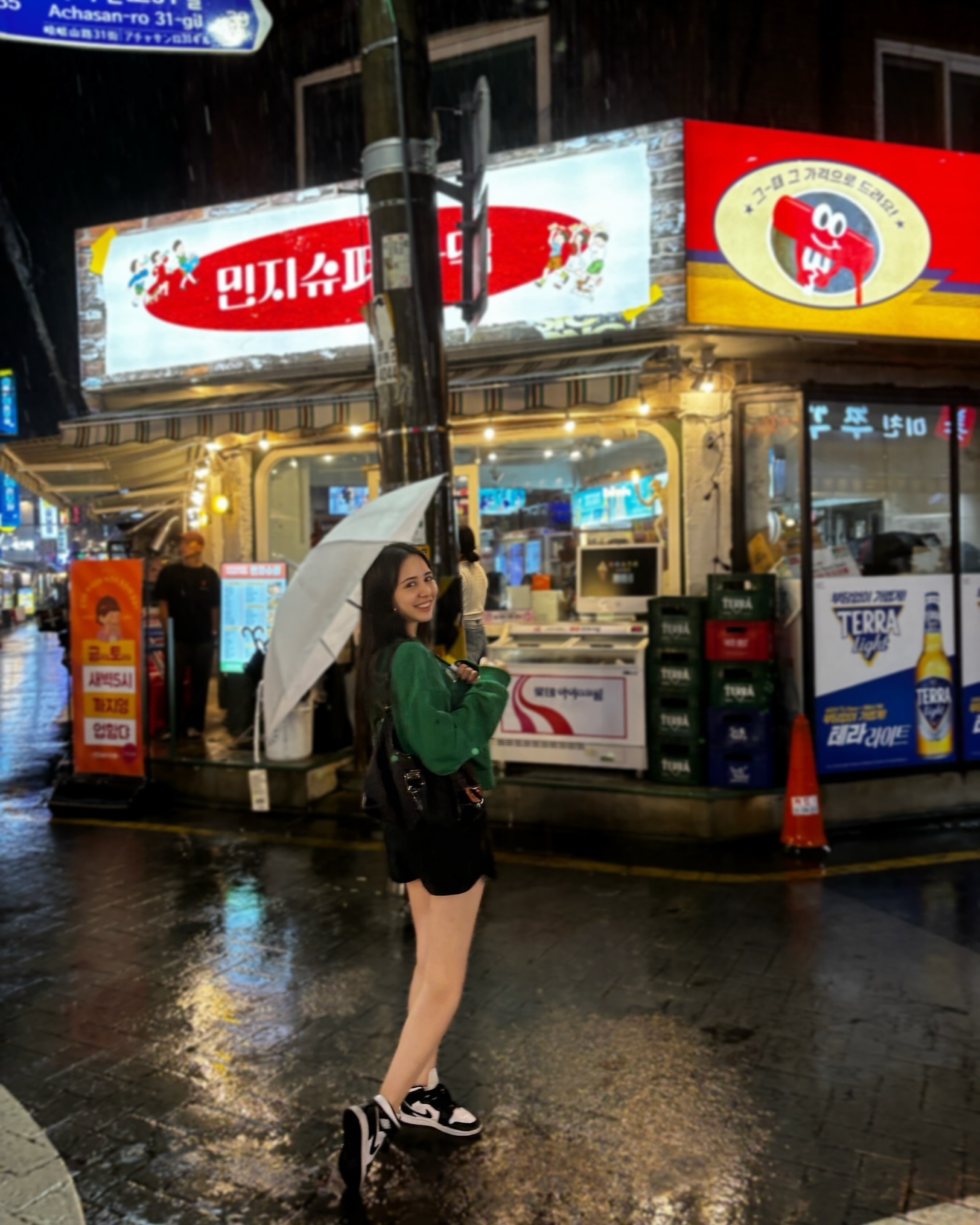 술냄새 나는 사진들.. 가족 끼리 생파.. (무섭) sbyholic 
술집에서 처음 먹는 올 생일 미역국.. 
쏟어지는 비 ... but 꿀잼 🐶🐥