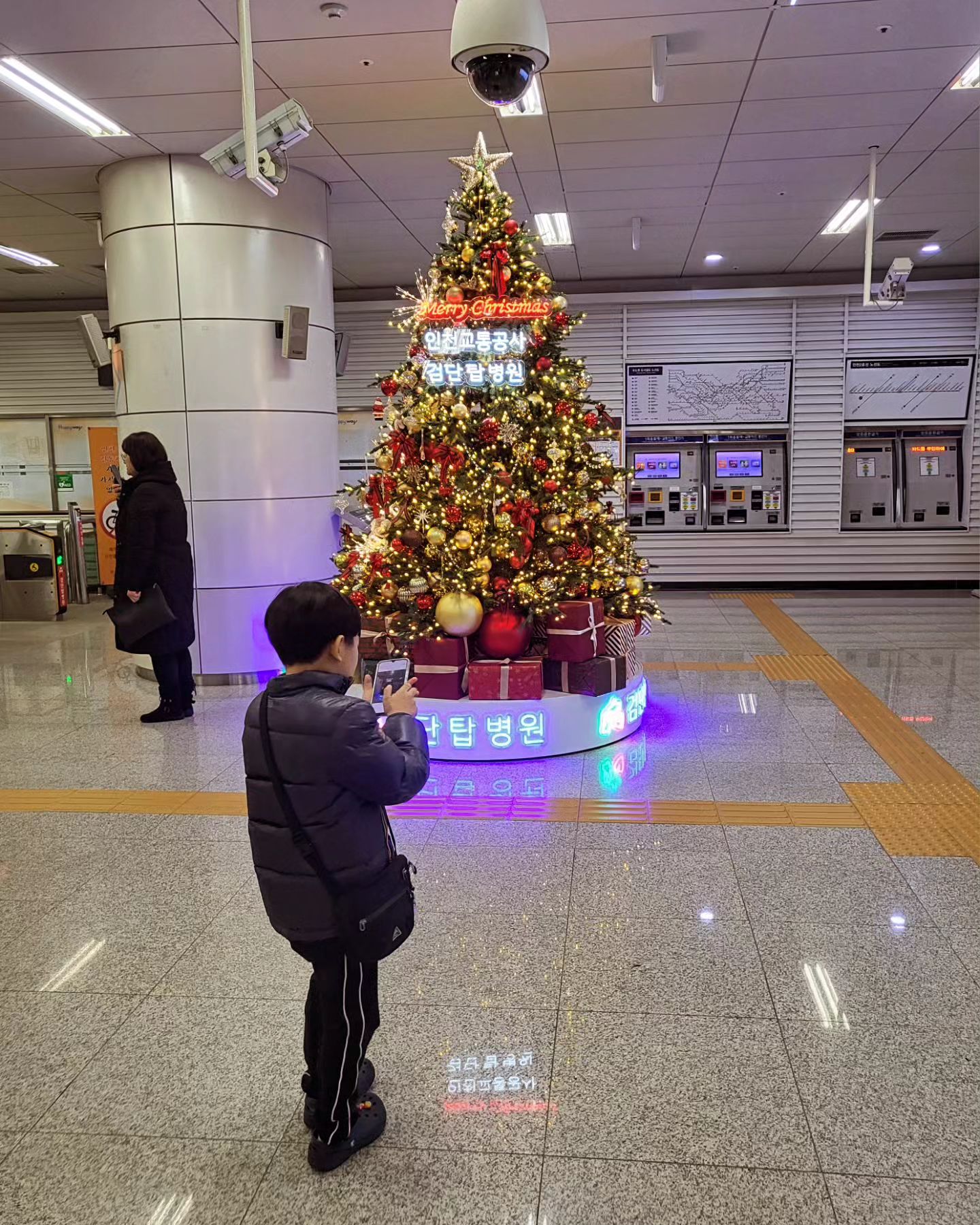 완정역에서 뜻하지 않게 받게 된 연말선물🎁
지하철 타러 왔을 뿐인데 너무 예쁜 크리스마스 트리가 있어 기분 좋아짐😊 "이런 건 꼭 찍어야돼!"하며 아이가 찍은 사진, 모두 Merry Christmas🎄 

#검단탑병원#검단신도시#인천트리#언제나당신곁에#환자의마음을먼저