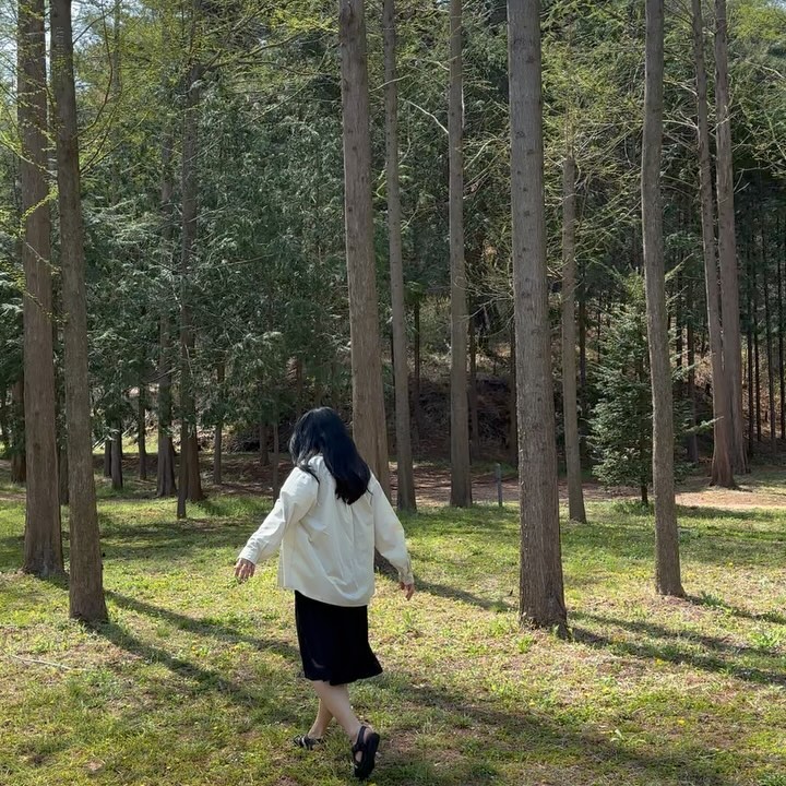 그냥 걷기만 하는데도 기분이 죠아지는 곳 💚
평화롭고 푸릇한 메타세콰이어길 완전 힐링인데 ㅎㅎㅎㅎ
어디선가로부터 들려오는 오디오에 스며드는 락 스피릿 🎸🤟🏻

#별맹부부 #영덕여행 #벌영리메타세콰이어숲