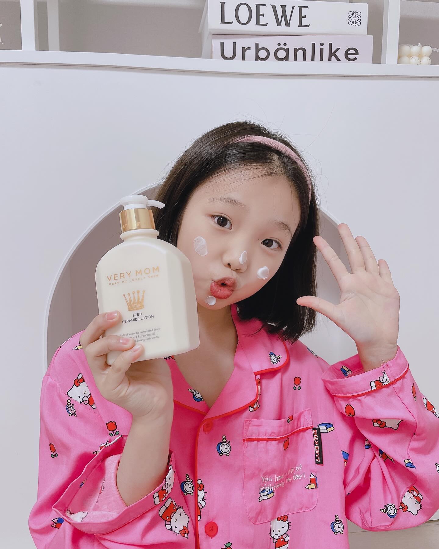 #협찬
승아 돌 무렵, 베리맘을 알게되면서
만7세가 된 지금까지 꽤 오랜시간 사용해 온
베리맘 씨드 세라마이드 로션🩵

너무 가볍지 않고 촉촉하고 쫀쫀하니
예민한 피부나 극건성 피부의 소유자가 쓰면
아주아주 좋더라구요!
우리 지아는 겨울만 되면 팔꿈치가 까칠까칠🥲
그럴때 베리맘 로션에 오일 섞어 듬뿍 발라주고 자면
다음날 훨〰️씬 좋아진 피부 상태를 볼 수 있어요!

향도 자극적이지 않은 기분좋은 향에
부드러운 사용감으로 아이들 스스로 바르기도 좋아요
얼굴 포함해 전신에 다 사용 가능해요:)
베리맘 로션으로 우리 아이들 피부장벽 튼튼하게 해줘요🫶🏻

#베리맘#베리맘로션#아기로션#아기크림#유아로션#유아크림#어린이로션#신생아로션#육아#육아템#출산선물#아기로션추천#솔직한후기#딸#딸맘#제품협찬#맞팔#선팔#소통#좋아요