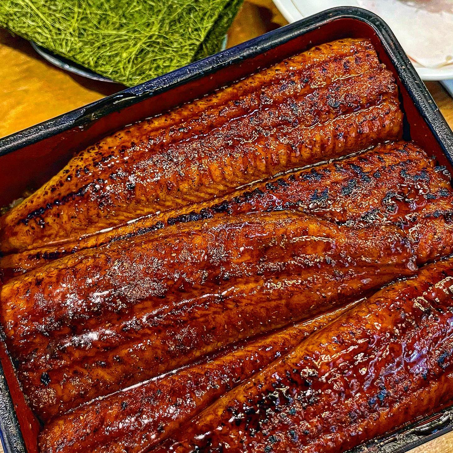 🚩두툼한 장어가 한가득 #타마 

세상 푸짐하게 올라가있는 영롱한 자태,,,
보자마자 눈물 흘릴뻔 했잖아요
윤기 좌르르한거 보이시죠⎝⍢⎠

겉만 번지르르한거 아니고, 맛도 찐이에요
두툼한데 또 부드러워서 살살 녹고,
간도 달달짭짤하니 바로 뒷목 잡았습니다.

같이 나오는 감태에 싸먹으니 그냥 또
눈이 번쩍 뜨이더라구요

사르르 녹는 장어 맛보실 분들 타마 추천드립니당 ꒰⍢꒱ ༘*

🏷️타마(📍국회의사당역 3번출구)
🏷️장어덮밥정식(50,000원)
🏷️매일 11:00-21:30

🔎#지니_여의도 

#장어 #장어덮밥 #덮밥맛집 #일식맛집 #데이트추천 #여의도맛집 #여의도맛집추천 #국회의사당맛집