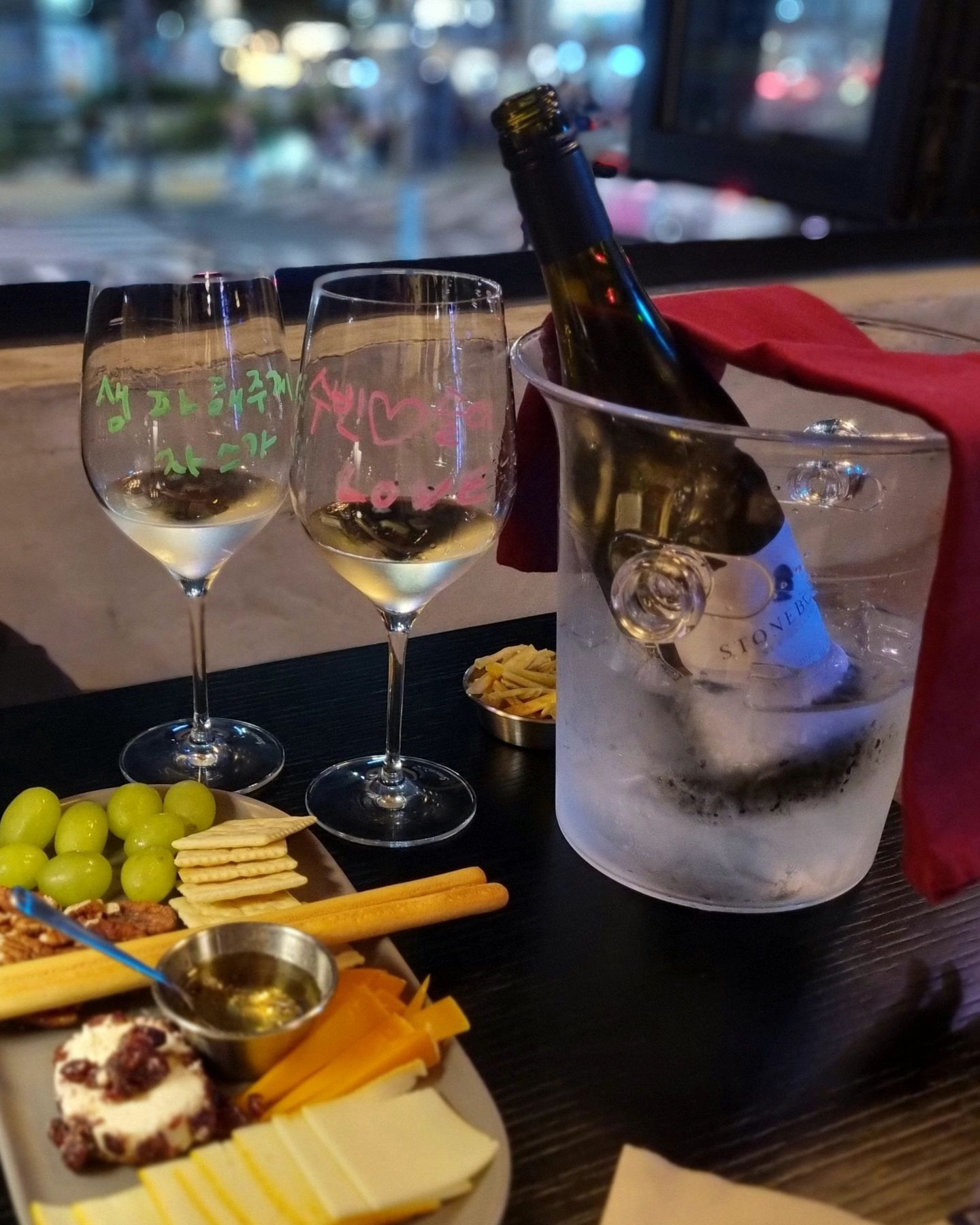 종로3가 와인바🥂

남편이랑 와인바는 처음 가봤는데
분위기도 너무 좋고 데이트하기 딱 좋은 곳
가끔 와인바 데이트도 괜찮겠어💕

그나저나
이번 생일은 회사 교육이랑 겹쳐서 이벤트 없다고
내년 내 생일에 이벤트나 해주라니까
와인잔에 "생파해주께 자스가" 쓰는 남자.....💚