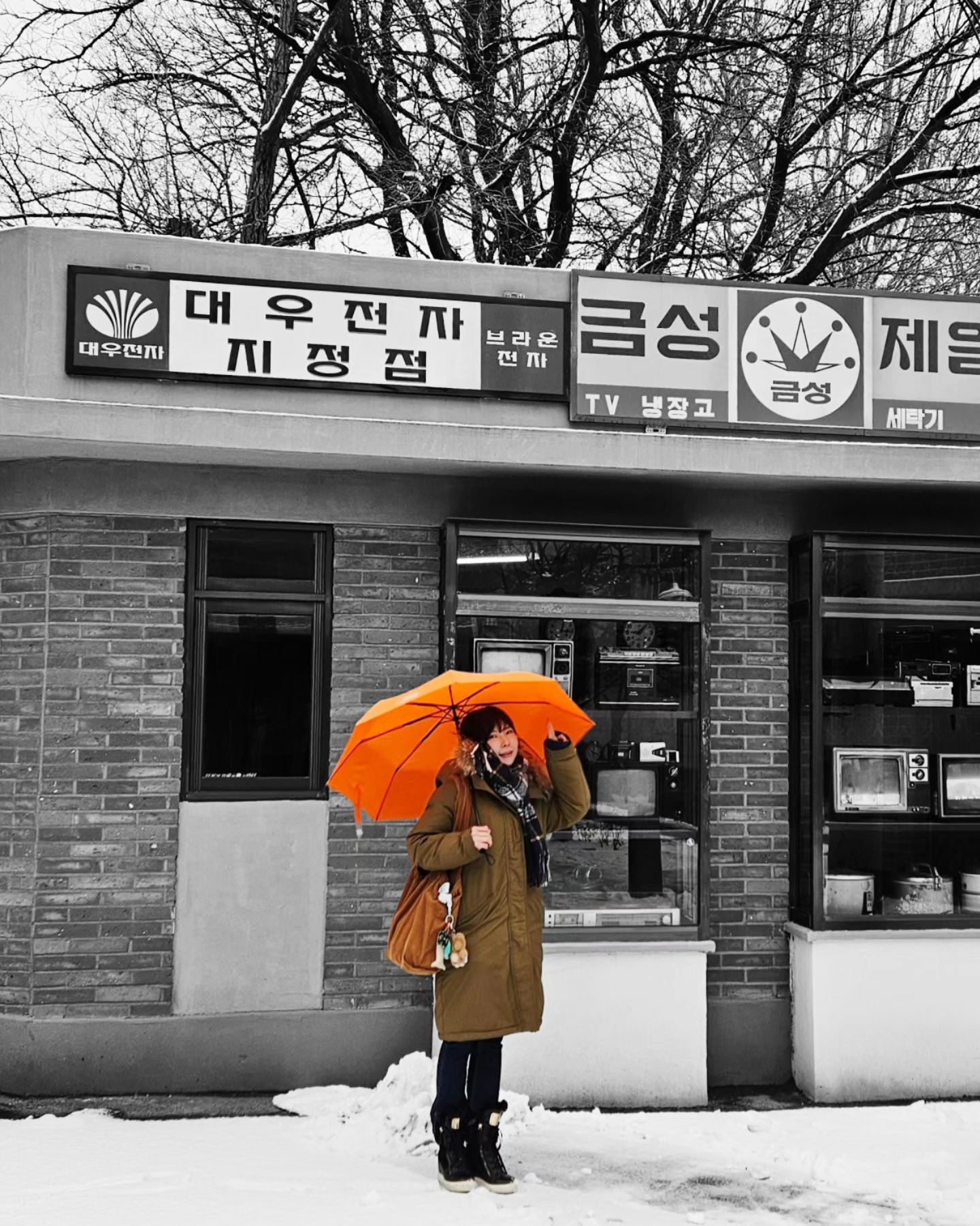 아무도 나를
궁금해하지 않는 것 같은 날이 있다.
나 스스로 마음의 문을 닫은 날
이거나 ,정말 많은 이들이 내곁을
떠나 다시 돌아오지 않았던 기억에
사로잡힌 날

사랑을 받고 사랑을 건네주었던
어떤 때의 나를 잊어버리게 되는 날
우울 이라는 울타리에 나를 감금 시켜놓고 꺼내줄 수 없는 날

#여름의조각들
#정영욱
-잔잔하게 그러나 단단하게