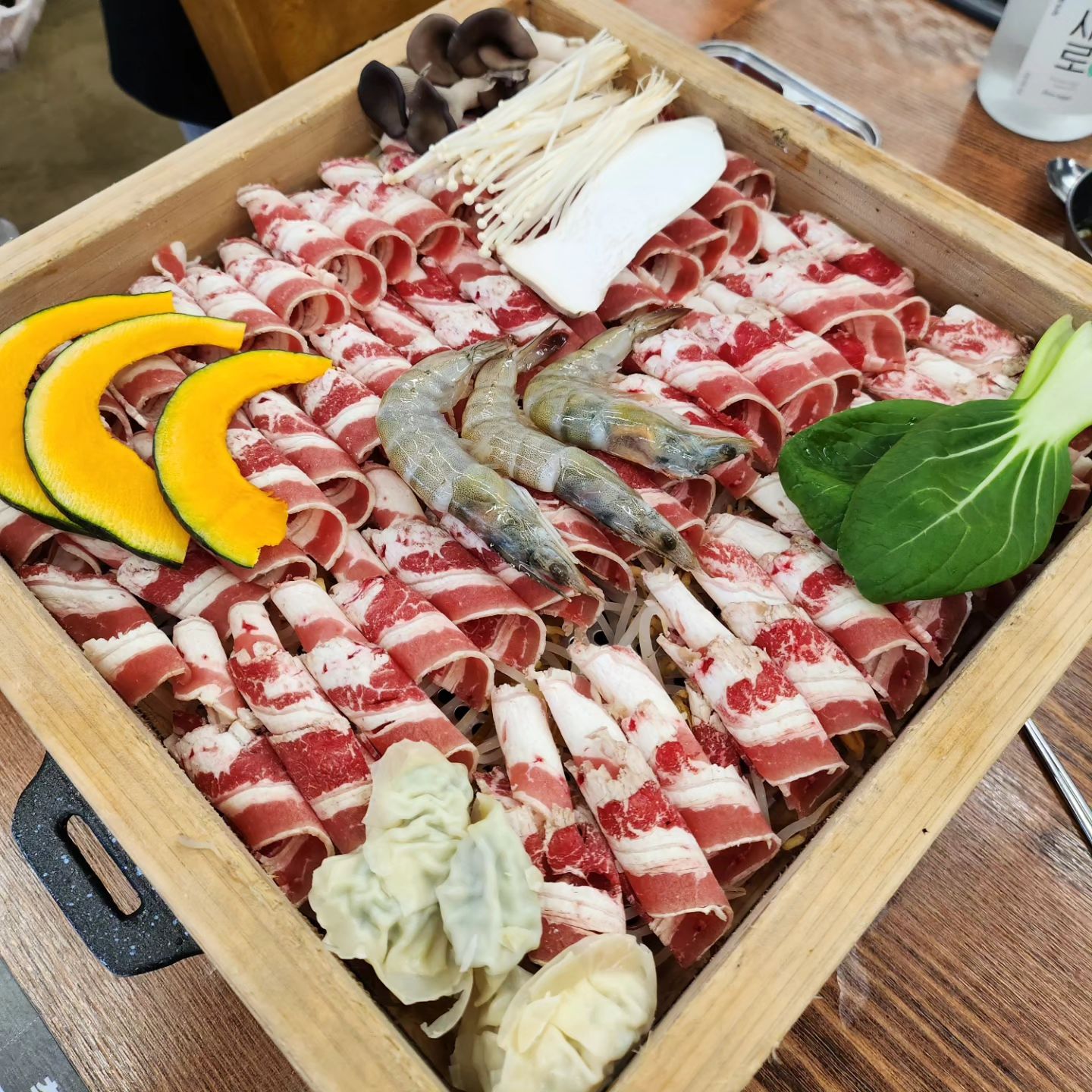 오늘의 만찬~~
너무나 가보고 싶던 역곡역 편편집에서 
편백찜과 샤브샤브~ 월남쌈을 원없이 먹고 왔네요!
맛있다 쫩쫩^^ ㅋ
.
.
(feat.참이슬)

#역곡역맛집 #편편집역곡 #편백찜샤브