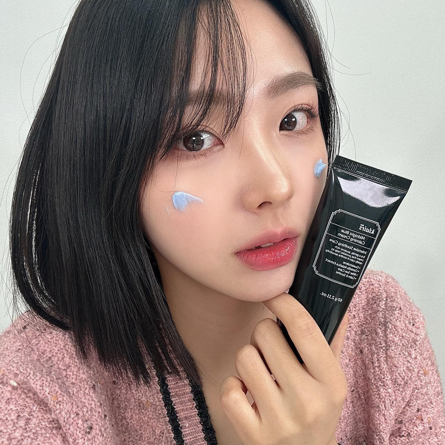 #제품제공#협찬 
.
.
.
요즘 자기전 나이트 케어 🌙
요 제품으로 해주고 있는데요! 
제품제공이지만, 클레어스는 순해서
평소 자주 썼던 제품이에요🫶🏻

저는 평소 열이 많아서 피부 열감 내릴 때
사용 해주었는데요 ㅎㅎ 금방 순하게
 진정시켜 주더라고요! 자외선에 손상이
있을 때에도 요긴하게 사용 가능할 듯 싶어요!

피부 진정이 필요할 땐 두껍게 도포하고
팩처럼 자고 일어나면  예민했던 피부도 촉촉하고
결이 바뀌어 있어요 ☺️

수분진정과 에프터 선케어 필요하신 분!
한번쯤 써보길 추천드려요 🤍

📍dear_klairs 
.
#클레어스#미드나잇블루카밍크림 #피부진정#민감성피부 #진정크림#블루크림#에프터선케어#수분진정#loveklairs