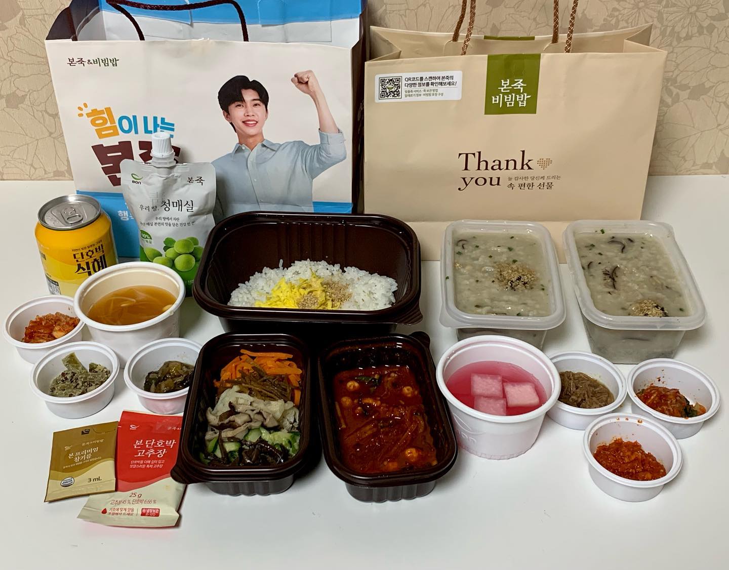 💛 #계룡맛집 #본죽앤비빔밥

계룡 엄사에 위치한 본죽앤비빔밥 계룡대점에 방문했어유❗️

점심으로 든든하게 먹고 싶어 포장 주문했는데 구성이 알차더라고요❤️

-매콤낙지비빔밥 
-특통영굴버섯죽

두 가지 주문했는데 반찬이랑 김치콩나물국까지 포함되어 있네용😆

본 전문가 우수 매장으로 인정 받아서 더 좋은 퀄리티의 음식을 맛볼 수 있는 본죽 앤 비빔밥 계룡대점❗️

📍 충남 계룡시 엄사리 183-2
📍 09:30 - 20:30 
(B.T 14:00-15:00/L.o 20:15)
매주 일요일 정기휴무

#계룡시맛집 #계룡본죽 #계룡한식 #계룡밥집 #계룡시밥집 #본죽 #본죽비빔밥 #매콤낙지비빔밥 #특통영굴버섯죽