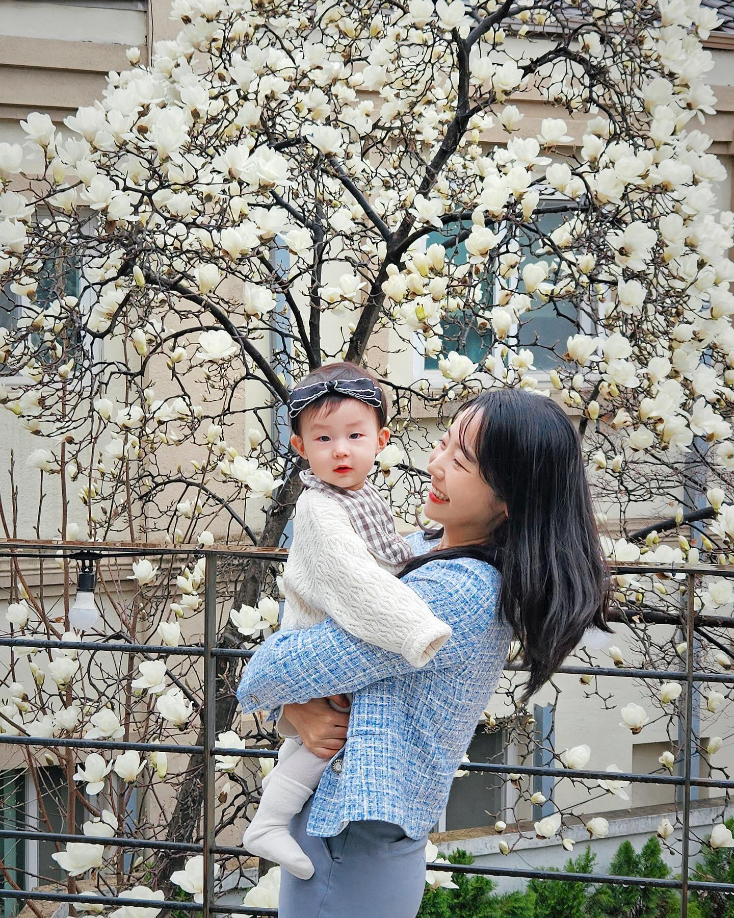 ❤️
귀요미 조카랑 같이 목련 보러 갔다왔어요🥰
목련 넘 보고 싶어서 쉬는 날 동생이랑 조카랑 보러 갔는데
비가 와서 좀 아쉬웠지만 넘 예쁘더라구요!
이번주 지나면 다 떨어질거 같으니 얼른 보고 오세요!
평일날 가니 사람 적어서 여유롭게 보기 좋았어요:)
아인슈페너도 존맛탱이니 꼭 시키는걸 추천해요😘

📍굿뉴스 카페앤모어
- 위치 : 서울 용산구 원효로93길 18-6

.
.
. 
#굿뉴스카페앤모어 #목련맛집 #봄나들이 #카페투어 #숙대카페 #카페스타그램 #cafestagram #인물사진 #목련 #flower