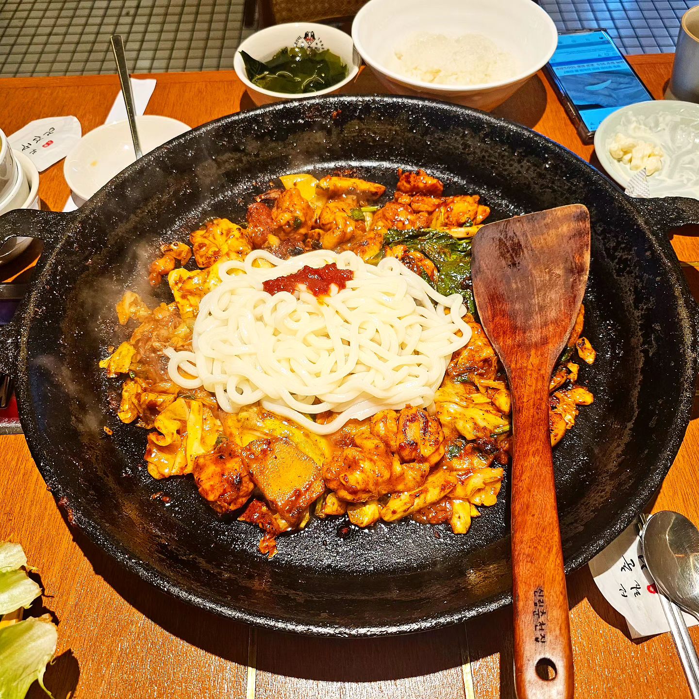 평촌역에 한달에 한번씩
머리하려고 #살롱라비평촌역점 에 간다
오전에 원장님 예약해서 머리하고 나오면
어김없이 배꼽시계는 울린다.
매번 #역전우동0410 가다가
#닭갈비 가 먹고 싶어 
#평촌역맛집 이라길래 
#신림춘천집 에 들어갔는데;
음..; 소소한 닭갈비와
소소하지 못한 #감자전 을 먹었다;
이거슨;; 솔직히 감자전이라고 하기보단
#감자전샐러드 에 매우 가깝고;
닭갈비는 쫌 짠;; 일단 배가 고프니
먹었지만 다시는 안갈란다🤣
다음 머리하러갈땐 어딜가야지?😅
#오늘아님주의 #12월23일 이라고
폰갤 상세정보가 알려줌😁
