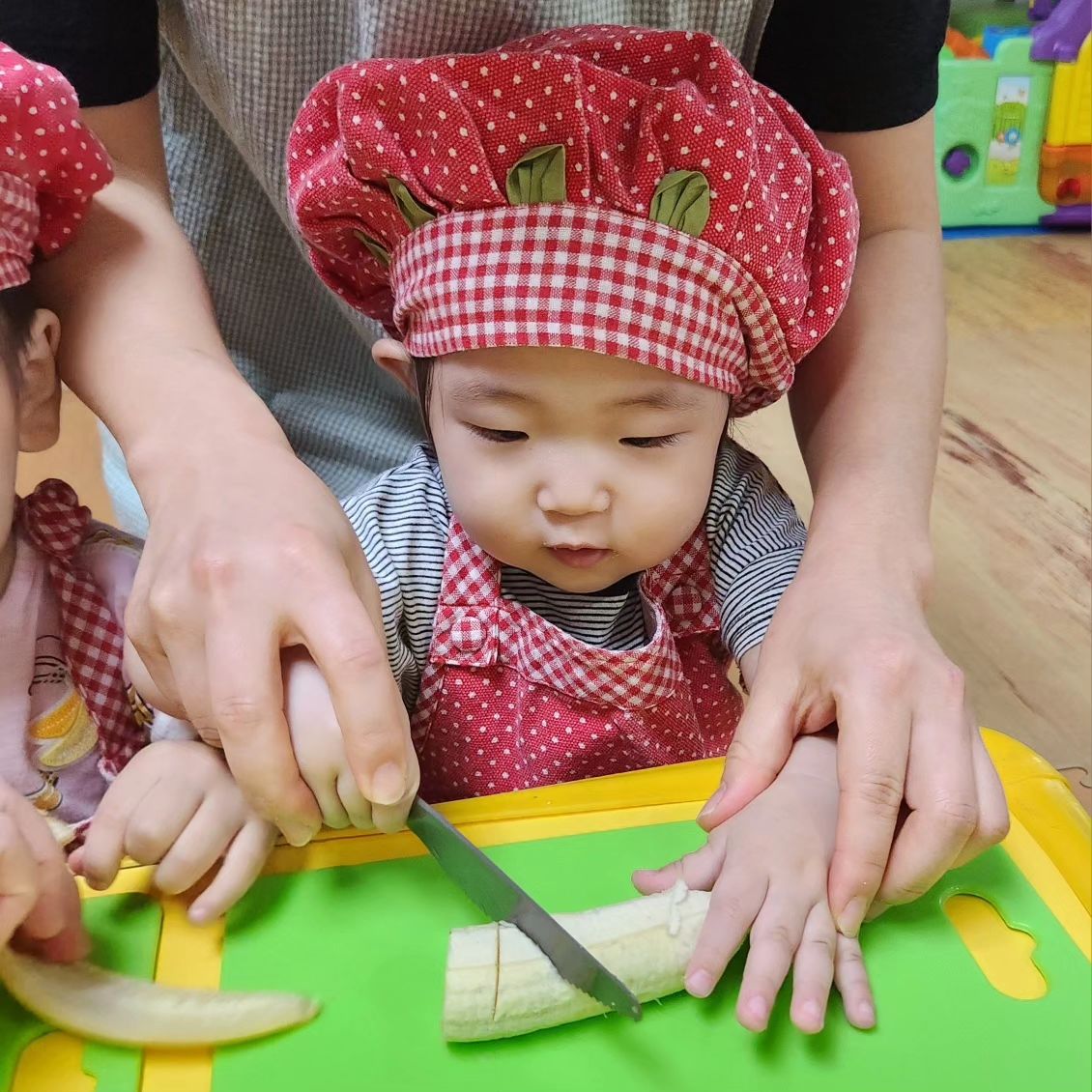 #그녀의얼집생활
이럴때 정말 보내기 잘했다 싶은 생각이 든다
오늘은 과일빙수 요리사가 된 다을이랑 친구들 ㅎㅎ
아직 말도 잘 못하는 애기들이 가만히 옹기종기 앉아서 샘시범 열심히 보는 것두 몬가 기특해 ㅎ
오늘도 너에게 즐거운 하루였기를
#갈때울지만마 #13개월아기