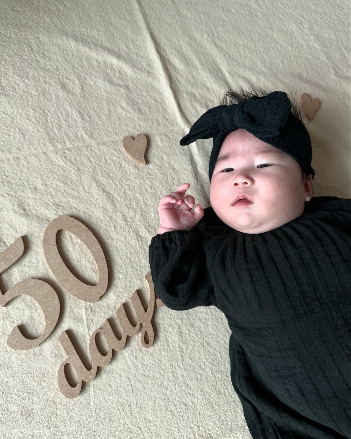 유하 50일 두번째 컨셉은 시크블랙🖤
제일 작은 옷사이즈를 샀는데도 유하한테는 크네
표정이 다양해져서 너무 귀여운 요즘😚

#50일셀프촬영  #50일아기 #50일사진 #50일기념