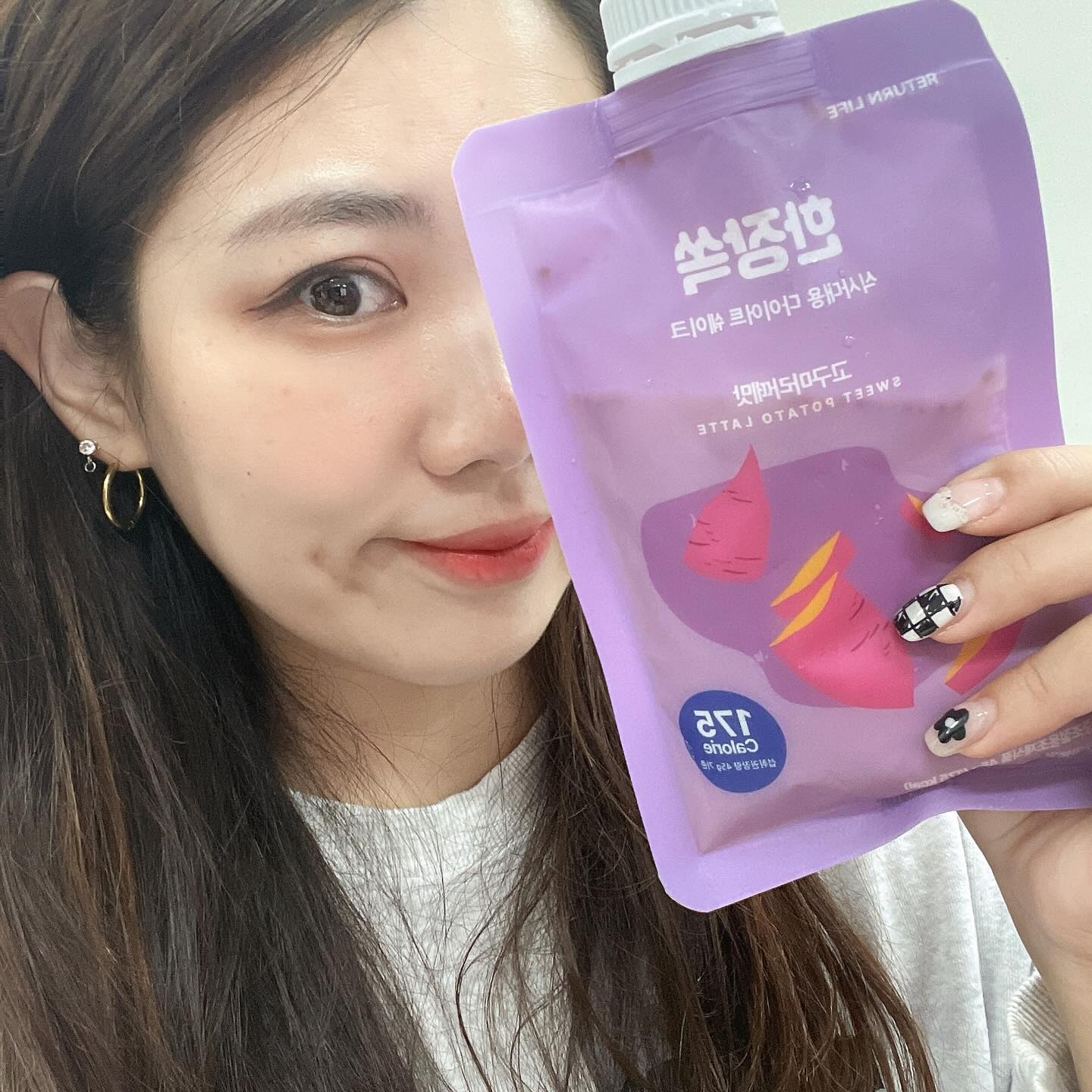 #협찬 #한통쏙릴레이

여러분은 언제 한통쏙 or 한장쏙 챙기세요?

저는 회사 출근해서 아침 식사 대용!
(가끔 출근 전 호로록)
운동 전 간편하게 끼니 챙겨야 할 때
운동 후 근손실 방지 & 배고픔을 달래기 위해!
술마시고 다음날 해장용!
일하다 커피 or 야식 등등으로
한통쏙을 챙기고 있어요!

쏙포터즈라는 좋은 기회로 시작하게 되었지만
작년부터 꾸준히 리라와 함께하면서
건강한 한끼는 꼭 챙기는 중!!
returnlife.official 리라최고😘💙

요즘은 너무 바쁜 날들을 보내고 있어서
살짝 무너진 패턴으로 살아가고 있지만
한통쏙 만큼은 지키는중!!!

제가 챙기는 쏙타임 외에도
다른 분들은 어떻게 챙기는지 궁금해요!

그래서 제가 지목할 다음 타자는~
boolnoli517 😍❤️
sang_eun0506 😍❤️

저와 같이 눈뜨쏙&쏙포터즈 활동이 
궁금하신 분들은 다음 릴레이도 확인해주세용😘

* 본 피드는 리턴라이프로부터 제품만을
무상으로 제공받아 체험 후 작성하였습니다.