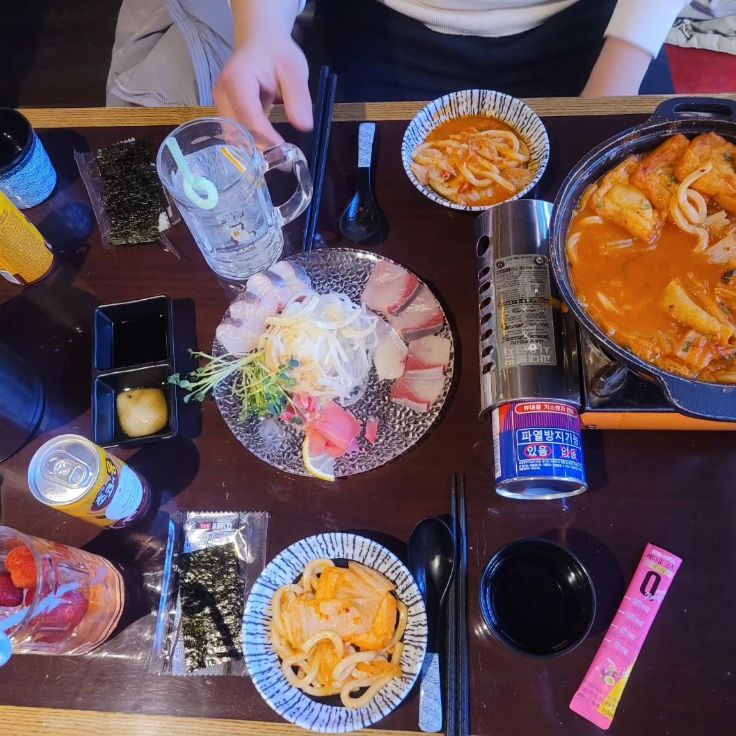 친한오빠랑 시선와서 하이볼먹는중
